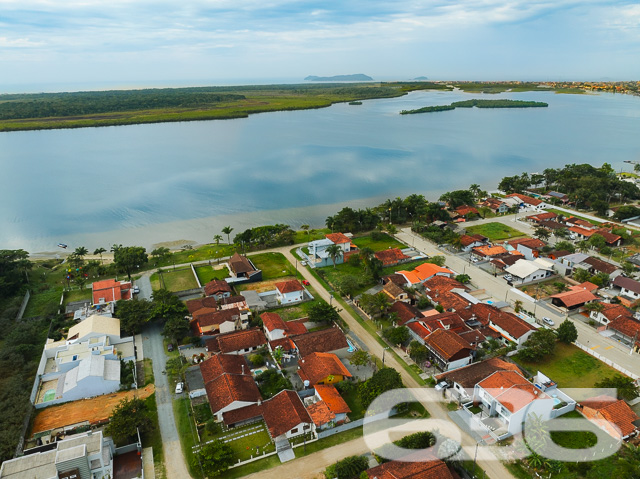 Anúncio de Venda: Terreno em Balneário Barra do Sul, SC – Uma Oportunidade Única para Construir o Lar dos Sonhos
A 636 Negócios Imobiliários tem o prazer de apresentar uma excepcional oportunidade de investimento ou construção residencial em Balneário Barra do Sul, SC.
Características do Terreno:
Área Total: 300 m²
Este terreno oferece uma tela em branco para você criar um lar que reflete seu estilo de vida, seja ele voltado para a tranquilidade ou para o entretenimento. Localizado estrategicamente em uma rua tranquila, você terá a privacidade desejada enquanto permanece próximo de várias comodidades essenciais.
Viva em Harmonia com a Natureza:
Balneário Barra do Sul é famoso por suas praias deslumbrantes e uma comunidade acolhedora. O bairro de Pinheiros é especialmente charmoso, com acesso fácil a áreas de lazer e pontos de interesse naturais, fazendo deste terreno um investimento perfeito tanto para residência quanto para férias.
Por que escolher a 636 Negócios Imobiliários?
Com mais de 30 anos de experiência, nossa equipe é reconhecida por sua excelência técnico-jurídica em transações imobiliárias. Nosso compromisso é garantir uma experiência de compra transparente e sem estresse, ajudando você a fazer o melhor investimento.
Investimento Seguro e Valorizado:
Investir em Balneário Barra do Sul é garantir uma valorização constante devido ao crescimento e desenvolvimento da região. Aproveite a oportunidade de adquirir um dos terrenos mais cobiçados do mercado.
Para mais informações e para agendar uma visita, contate a 636 Negócios Imobiliários hoje mesmo. Nossos consultores estão prontos para ajudá-lo a dar o próximo grande passo em sua vida. Construa sua casa e crie memórias inesquecíveis no coração de Balneário Barra do Sul.
636 NEGÓCIOS IMOBILIÁRIOS: A SUA MELHOR ESCOLHA
Com mais de 30 anos de experiência, a 636 Negócios Imobiliários é sua parceira ideal para encontrar o imóvel perfeito. Estamos prontos para ajudá-lo a fazer deste imóvel o seu novo lar.
Telefone: (47) 3451-0636
WhatsApp: (47) 99190-0636
Não perca esta oportunidade única. Visite nosso site para mais informações: i636.com.br