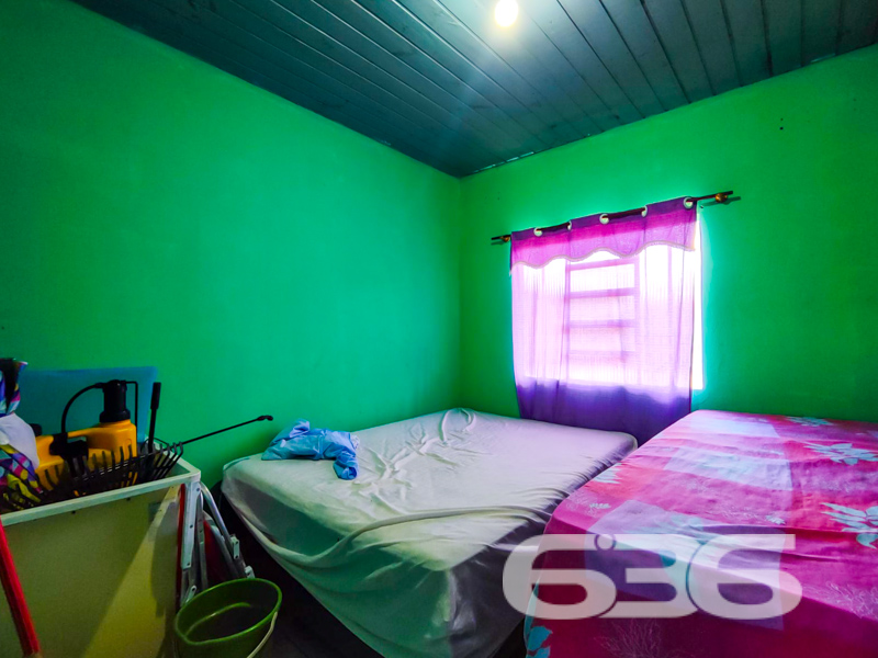 Sua casa perto do mar, com espaço de sobra para a tranquilidade que você merece!
Localizada em Balneário Barra do Sul/SC, no bairro Salinas, esta residência térrea oferece o equilíbrio ideal entre conforto, privacidade e localização estratégica para quem valoriza qualidade de vida. Em uma região em crescimento, com fácil acesso às principais vias e próxima a escolas, transporte público e comércios essenciais, esta casa é uma oportunidade rara para você que busca um refúgio no litoral catarinense.
Com 336m² de terreno plano, o imóvel tem posição solar privilegiada, ideal para quem valoriza ambientes mais arejados e iluminados naturalmente. A residência conta com 60m² de área construída, muito bem distribuídos em 3 dormitórios, banheiro social, sala, copa e cozinha conjugadas, área de serviço e 2 vagas de garagem descoberta. A casa está pronta para receber sua mudança!
Outro destaque é a conexão de internet por fibra óptica já disponível, além do fato de o imóvel permitir animais — ideal para famílias com pets. O bairro Salinas tem se valorizado nos últimos anos, sendo uma das regiões com maior potencial de crescimento em Balneário Barra do Sul.
Não perca a oportunidade de conquistar sua casa própria no litoral com o suporte de quem tem mais de 30 anos de credibilidade no mercado: a 636 Negócios Imobiliários.
636 NEGÓCIOS IMOBILIÁRIOS: A SUA MELHOR ESCOLHA
Com mais de 30 anos de experiência, a 636 Negócios Imobiliários é sua parceira ideal para encontrar o imóvel perfeito. Estamos prontos para ajudá-lo a fazer deste imóvel o seu novo lar.
Telefone: (47) 3451-0636
WhatsApp: (47) 99190-0636
Não perca esta oportunidade única. Visite nosso site para mais informações: i636.com.br