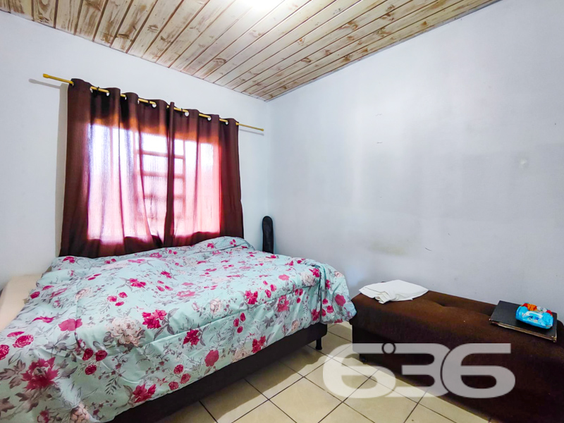 Sua casa perto do mar, com espaço de sobra para a tranquilidade que você merece!
Localizada em Balneário Barra do Sul/SC, no bairro Salinas, esta residência térrea oferece o equilíbrio ideal entre conforto, privacidade e localização estratégica para quem valoriza qualidade de vida. Em uma região em crescimento, com fácil acesso às principais vias e próxima a escolas, transporte público e comércios essenciais, esta casa é uma oportunidade rara para você que busca um refúgio no litoral catarinense.
Com 336m² de terreno plano, o imóvel tem posição solar privilegiada, ideal para quem valoriza ambientes mais arejados e iluminados naturalmente. A residência conta com 60m² de área construída, muito bem distribuídos em 3 dormitórios, banheiro social, sala, copa e cozinha conjugadas, área de serviço e 2 vagas de garagem descoberta. A casa está pronta para receber sua mudança!
Outro destaque é a conexão de internet por fibra óptica já disponível, além do fato de o imóvel permitir animais — ideal para famílias com pets. O bairro Salinas tem se valorizado nos últimos anos, sendo uma das regiões com maior potencial de crescimento em Balneário Barra do Sul.
Não perca a oportunidade de conquistar sua casa própria no litoral com o suporte de quem tem mais de 30 anos de credibilidade no mercado: a 636 Negócios Imobiliários.
636 NEGÓCIOS IMOBILIÁRIOS: A SUA MELHOR ESCOLHA
Com mais de 30 anos de experiência, a 636 Negócios Imobiliários é sua parceira ideal para encontrar o imóvel perfeito. Estamos prontos para ajudá-lo a fazer deste imóvel o seu novo lar.
Telefone: (47) 3451-0636
WhatsApp: (47) 99190-0636
Não perca esta oportunidade única. Visite nosso site para mais informações: i636.com.br