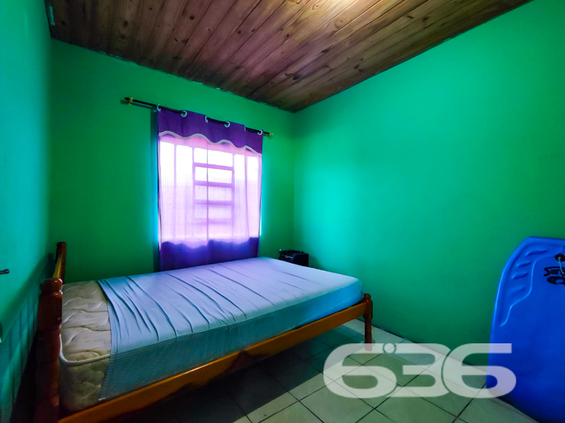 Sua casa perto do mar, com espaço de sobra para a tranquilidade que você merece!
Localizada em Balneário Barra do Sul/SC, no bairro Salinas, esta residência térrea oferece o equilíbrio ideal entre conforto, privacidade e localização estratégica para quem valoriza qualidade de vida. Em uma região em crescimento, com fácil acesso às principais vias e próxima a escolas, transporte público e comércios essenciais, esta casa é uma oportunidade rara para você que busca um refúgio no litoral catarinense.
Com 336m² de terreno plano, o imóvel tem posição solar privilegiada, ideal para quem valoriza ambientes mais arejados e iluminados naturalmente. A residência conta com 60m² de área construída, muito bem distribuídos em 3 dormitórios, banheiro social, sala, copa e cozinha conjugadas, área de serviço e 2 vagas de garagem descoberta. A casa está pronta para receber sua mudança!
Outro destaque é a conexão de internet por fibra óptica já disponível, além do fato de o imóvel permitir animais — ideal para famílias com pets. O bairro Salinas tem se valorizado nos últimos anos, sendo uma das regiões com maior potencial de crescimento em Balneário Barra do Sul.
Não perca a oportunidade de conquistar sua casa própria no litoral com o suporte de quem tem mais de 30 anos de credibilidade no mercado: a 636 Negócios Imobiliários.
636 NEGÓCIOS IMOBILIÁRIOS: A SUA MELHOR ESCOLHA
Com mais de 30 anos de experiência, a 636 Negócios Imobiliários é sua parceira ideal para encontrar o imóvel perfeito. Estamos prontos para ajudá-lo a fazer deste imóvel o seu novo lar.
Telefone: (47) 3451-0636
WhatsApp: (47) 99190-0636
Não perca esta oportunidade única. Visite nosso site para mais informações: i636.com.br