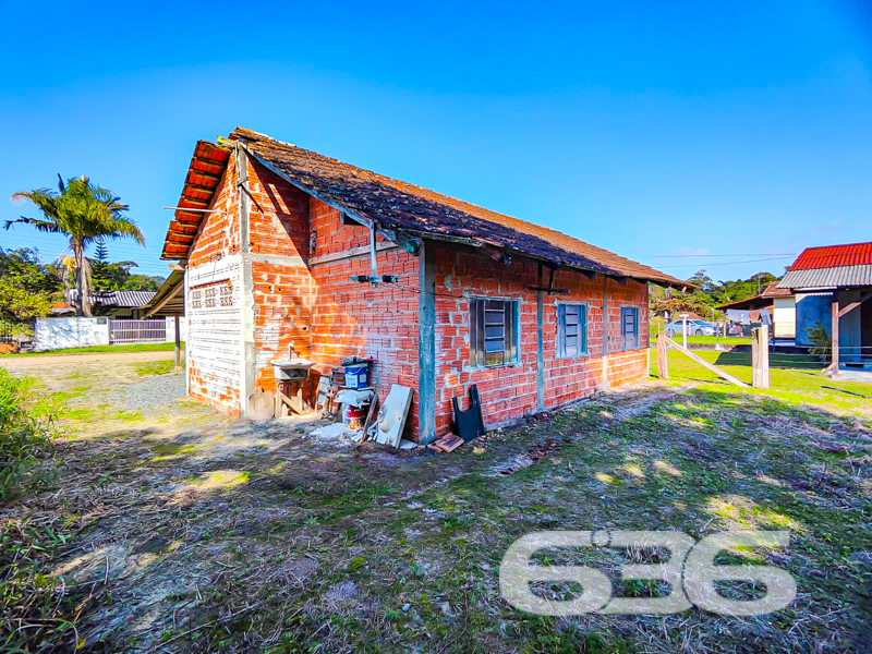 Sua casa perto do mar, com espaço de sobra para a tranquilidade que você merece!
Localizada em Balneário Barra do Sul/SC, no bairro Salinas, esta residência térrea oferece o equilíbrio ideal entre conforto, privacidade e localização estratégica para quem valoriza qualidade de vida. Em uma região em crescimento, com fácil acesso às principais vias e próxima a escolas, transporte público e comércios essenciais, esta casa é uma oportunidade rara para você que busca um refúgio no litoral catarinense.
Com 336m² de terreno plano, o imóvel tem posição solar privilegiada, ideal para quem valoriza ambientes mais arejados e iluminados naturalmente. A residência conta com 60m² de área construída, muito bem distribuídos em 3 dormitórios, banheiro social, sala, copa e cozinha conjugadas, área de serviço e 2 vagas de garagem descoberta. A casa está pronta para receber sua mudança!
Outro destaque é a conexão de internet por fibra óptica já disponível, além do fato de o imóvel permitir animais — ideal para famílias com pets. O bairro Salinas tem se valorizado nos últimos anos, sendo uma das regiões com maior potencial de crescimento em Balneário Barra do Sul.
Não perca a oportunidade de conquistar sua casa própria no litoral com o suporte de quem tem mais de 30 anos de credibilidade no mercado: a 636 Negócios Imobiliários.
636 NEGÓCIOS IMOBILIÁRIOS: A SUA MELHOR ESCOLHA
Com mais de 30 anos de experiência, a 636 Negócios Imobiliários é sua parceira ideal para encontrar o imóvel perfeito. Estamos prontos para ajudá-lo a fazer deste imóvel o seu novo lar.
Telefone: (47) 3451-0636
WhatsApp: (47) 99190-0636
Não perca esta oportunidade única. Visite nosso site para mais informações: i636.com.br