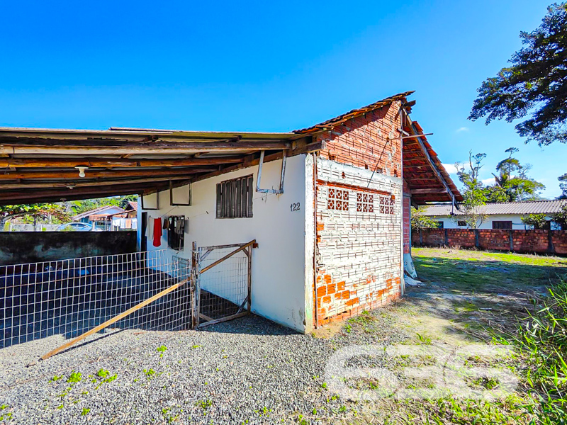 Sua casa perto do mar, com espaço de sobra para a tranquilidade que você merece!
Localizada em Balneário Barra do Sul/SC, no bairro Salinas, esta residência térrea oferece o equilíbrio ideal entre conforto, privacidade e localização estratégica para quem valoriza qualidade de vida. Em uma região em crescimento, com fácil acesso às principais vias e próxima a escolas, transporte público e comércios essenciais, esta casa é uma oportunidade rara para você que busca um refúgio no litoral catarinense.
Com 336m² de terreno plano, o imóvel tem posição solar privilegiada, ideal para quem valoriza ambientes mais arejados e iluminados naturalmente. A residência conta com 60m² de área construída, muito bem distribuídos em 3 dormitórios, banheiro social, sala, copa e cozinha conjugadas, área de serviço e 2 vagas de garagem descoberta. A casa está pronta para receber sua mudança!
Outro destaque é a conexão de internet por fibra óptica já disponível, além do fato de o imóvel permitir animais — ideal para famílias com pets. O bairro Salinas tem se valorizado nos últimos anos, sendo uma das regiões com maior potencial de crescimento em Balneário Barra do Sul.
Não perca a oportunidade de conquistar sua casa própria no litoral com o suporte de quem tem mais de 30 anos de credibilidade no mercado: a 636 Negócios Imobiliários.
636 NEGÓCIOS IMOBILIÁRIOS: A SUA MELHOR ESCOLHA
Com mais de 30 anos de experiência, a 636 Negócios Imobiliários é sua parceira ideal para encontrar o imóvel perfeito. Estamos prontos para ajudá-lo a fazer deste imóvel o seu novo lar.
Telefone: (47) 3451-0636
WhatsApp: (47) 99190-0636
Não perca esta oportunidade única. Visite nosso site para mais informações: i636.com.br