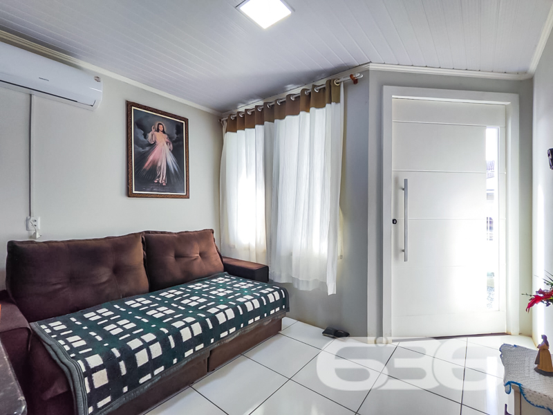 Já pensou em morar a apenas 400 metros da lagoa, em uma residência térrea, aconchegante, funcional e pronta para receber você e sua família em Balneário Barra do Sul? Esta é a sua chance!

Localizada no bairro Costeira, em rua pavimentada, com fácil acesso a comércios, escolas, transporte público e demais serviços essenciais, esta casa oferece o conforto de um imóvel térreo com ambientes bem distribuídos e uma excelente área externa para convivência.

A composição do imóvel inclui 2 dormitórios, 2 banheiros, sala de estar integrada à copa e cozinha, varanda com redes, despensa, área de serviço, garagem coberta e uma prática edícula com espaço adicional e banheiro auxiliar. É o cenário ideal para momentos em família, descanso e até mesmo para quem deseja trabalhar em home office.

Semimobiliada, a casa permanece com móveis embutidos, móveis de cozinha e condicionadores de ar, proporcionando mais economia e praticidade. Conta ainda com portão eletrônico, grades de segurança, conexão de internet por fibra e excelente incidência de luz natural. 

A área externa oferece um espaço de festas acolhedor e coberto, perfeito para confraternizações, com total privacidade. 

Não perca essa oportunidade de investir em qualidade de vida e bem-estar. Agende agora mesmo a sua visita com um de nossos corretores da 636 Negócios Imobiliários. São mais de 30 anos de excelência e credibilidade no mercado, com a segurança técnico-jurídica que você e sua família merecem!
 
636 NEGÓCIOS IMOBILIÁRIOS: A SUA MELHOR ESCOLHA
Com mais de 30 anos de experiência, a 636 Negócios Imobiliários é sua parceira ideal para encontrar o imóvel perfeito. Estamos prontos para ajudá-lo a fazer deste imóvel o seu novo lar.
 
Telefone: (47) 3451-0636
WhatsApp: (47) 99190-0636
 
Não perca esta oportunidade única. Visite nosso site para mais informações: i636.com.br
