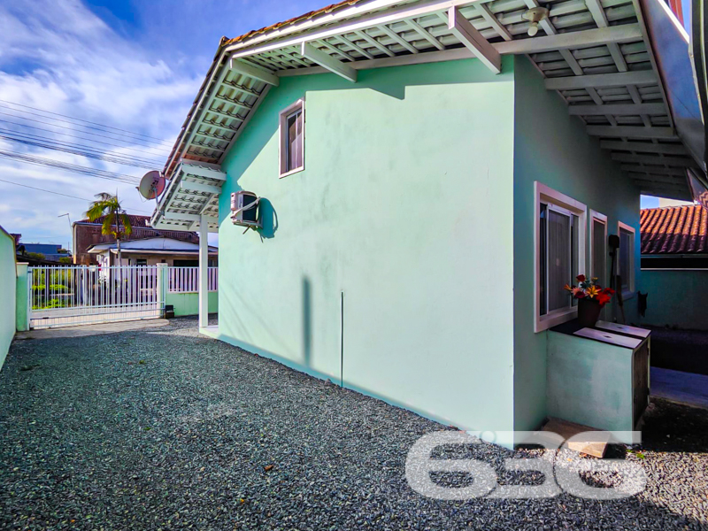 Já pensou em morar a apenas 400 metros da lagoa, em uma residência térrea, aconchegante, funcional e pronta para receber você e sua família em Balneário Barra do Sul? Esta é a sua chance!

Localizada no bairro Costeira, em rua pavimentada, com fácil acesso a comércios, escolas, transporte público e demais serviços essenciais, esta casa oferece o conforto de um imóvel térreo com ambientes bem distribuídos e uma excelente área externa para convivência.

A composição do imóvel inclui 2 dormitórios, 2 banheiros, sala de estar integrada à copa e cozinha, varanda com redes, despensa, área de serviço, garagem coberta e uma prática edícula com espaço adicional e banheiro auxiliar. É o cenário ideal para momentos em família, descanso e até mesmo para quem deseja trabalhar em home office.

Semimobiliada, a casa permanece com móveis embutidos, móveis de cozinha e condicionadores de ar, proporcionando mais economia e praticidade. Conta ainda com portão eletrônico, grades de segurança, conexão de internet por fibra e excelente incidência de luz natural. 

A área externa oferece um espaço de festas acolhedor e coberto, perfeito para confraternizações, com total privacidade. 

Não perca essa oportunidade de investir em qualidade de vida e bem-estar. Agende agora mesmo a sua visita com um de nossos corretores da 636 Negócios Imobiliários. São mais de 30 anos de excelência e credibilidade no mercado, com a segurança técnico-jurídica que você e sua família merecem!
 
636 NEGÓCIOS IMOBILIÁRIOS: A SUA MELHOR ESCOLHA
Com mais de 30 anos de experiência, a 636 Negócios Imobiliários é sua parceira ideal para encontrar o imóvel perfeito. Estamos prontos para ajudá-lo a fazer deste imóvel o seu novo lar.
 
Telefone: (47) 3451-0636
WhatsApp: (47) 99190-0636
 
Não perca esta oportunidade única. Visite nosso site para mais informações: i636.com.br