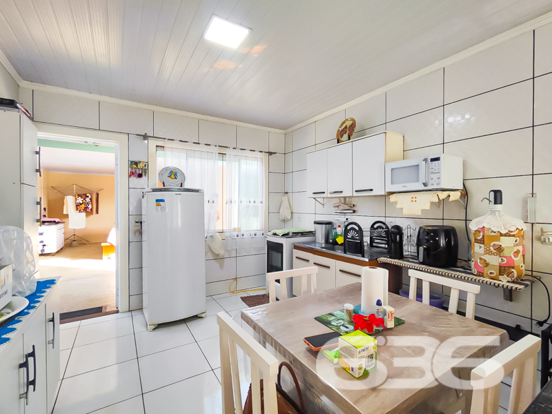 Já pensou em morar a apenas 400 metros da lagoa, em uma residência térrea, aconchegante, funcional e pronta para receber você e sua família em Balneário Barra do Sul? Esta é a sua chance!

Localizada no bairro Costeira, em rua pavimentada, com fácil acesso a comércios, escolas, transporte público e demais serviços essenciais, esta casa oferece o conforto de um imóvel térreo com ambientes bem distribuídos e uma excelente área externa para convivência.

A composição do imóvel inclui 2 dormitórios, 2 banheiros, sala de estar integrada à copa e cozinha, varanda com redes, despensa, área de serviço, garagem coberta e uma prática edícula com espaço adicional e banheiro auxiliar. É o cenário ideal para momentos em família, descanso e até mesmo para quem deseja trabalhar em home office.

Semimobiliada, a casa permanece com móveis embutidos, móveis de cozinha e condicionadores de ar, proporcionando mais economia e praticidade. Conta ainda com portão eletrônico, grades de segurança, conexão de internet por fibra e excelente incidência de luz natural. 

A área externa oferece um espaço de festas acolhedor e coberto, perfeito para confraternizações, com total privacidade. 

Não perca essa oportunidade de investir em qualidade de vida e bem-estar. Agende agora mesmo a sua visita com um de nossos corretores da 636 Negócios Imobiliários. São mais de 30 anos de excelência e credibilidade no mercado, com a segurança técnico-jurídica que você e sua família merecem!
 
636 NEGÓCIOS IMOBILIÁRIOS: A SUA MELHOR ESCOLHA
Com mais de 30 anos de experiência, a 636 Negócios Imobiliários é sua parceira ideal para encontrar o imóvel perfeito. Estamos prontos para ajudá-lo a fazer deste imóvel o seu novo lar.
 
Telefone: (47) 3451-0636
WhatsApp: (47) 99190-0636
 
Não perca esta oportunidade única. Visite nosso site para mais informações: i636.com.br