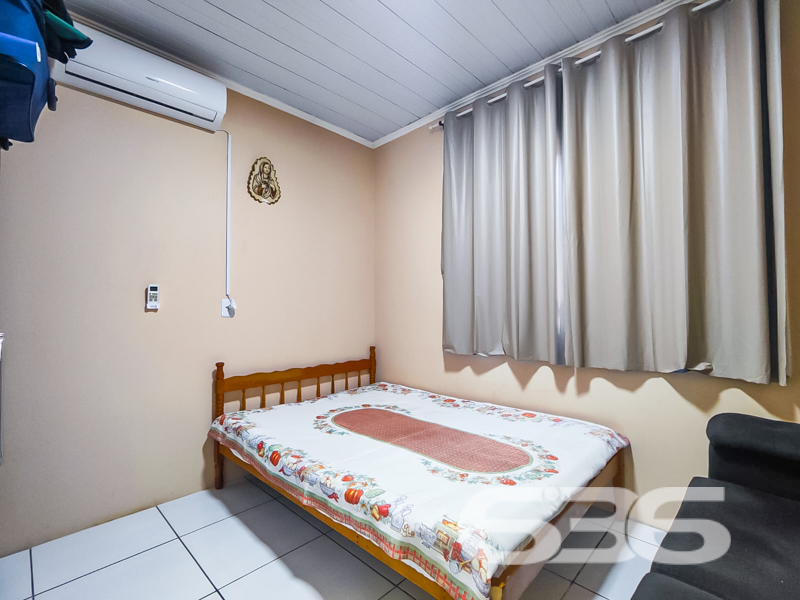 Já pensou em morar a apenas 400 metros da lagoa, em uma residência térrea, aconchegante, funcional e pronta para receber você e sua família em Balneário Barra do Sul? Esta é a sua chance!

Localizada no bairro Costeira, em rua pavimentada, com fácil acesso a comércios, escolas, transporte público e demais serviços essenciais, esta casa oferece o conforto de um imóvel térreo com ambientes bem distribuídos e uma excelente área externa para convivência.

A composição do imóvel inclui 2 dormitórios, 2 banheiros, sala de estar integrada à copa e cozinha, varanda com redes, despensa, área de serviço, garagem coberta e uma prática edícula com espaço adicional e banheiro auxiliar. É o cenário ideal para momentos em família, descanso e até mesmo para quem deseja trabalhar em home office.

Semimobiliada, a casa permanece com móveis embutidos, móveis de cozinha e condicionadores de ar, proporcionando mais economia e praticidade. Conta ainda com portão eletrônico, grades de segurança, conexão de internet por fibra e excelente incidência de luz natural. 

A área externa oferece um espaço de festas acolhedor e coberto, perfeito para confraternizações, com total privacidade. 

Não perca essa oportunidade de investir em qualidade de vida e bem-estar. Agende agora mesmo a sua visita com um de nossos corretores da 636 Negócios Imobiliários. São mais de 30 anos de excelência e credibilidade no mercado, com a segurança técnico-jurídica que você e sua família merecem!
 
636 NEGÓCIOS IMOBILIÁRIOS: A SUA MELHOR ESCOLHA
Com mais de 30 anos de experiência, a 636 Negócios Imobiliários é sua parceira ideal para encontrar o imóvel perfeito. Estamos prontos para ajudá-lo a fazer deste imóvel o seu novo lar.
 
Telefone: (47) 3451-0636
WhatsApp: (47) 99190-0636
 
Não perca esta oportunidade única. Visite nosso site para mais informações: i636.com.br