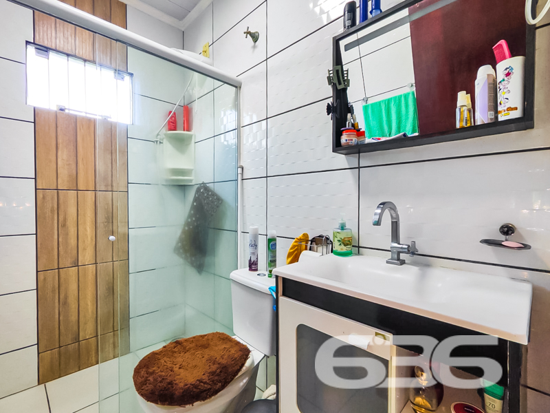Já pensou em morar a apenas 400 metros da lagoa, em uma residência térrea, aconchegante, funcional e pronta para receber você e sua família em Balneário Barra do Sul? Esta é a sua chance!

Localizada no bairro Costeira, em rua pavimentada, com fácil acesso a comércios, escolas, transporte público e demais serviços essenciais, esta casa oferece o conforto de um imóvel térreo com ambientes bem distribuídos e uma excelente área externa para convivência.

A composição do imóvel inclui 2 dormitórios, 2 banheiros, sala de estar integrada à copa e cozinha, varanda com redes, despensa, área de serviço, garagem coberta e uma prática edícula com espaço adicional e banheiro auxiliar. É o cenário ideal para momentos em família, descanso e até mesmo para quem deseja trabalhar em home office.

Semimobiliada, a casa permanece com móveis embutidos, móveis de cozinha e condicionadores de ar, proporcionando mais economia e praticidade. Conta ainda com portão eletrônico, grades de segurança, conexão de internet por fibra e excelente incidência de luz natural. 

A área externa oferece um espaço de festas acolhedor e coberto, perfeito para confraternizações, com total privacidade. 

Não perca essa oportunidade de investir em qualidade de vida e bem-estar. Agende agora mesmo a sua visita com um de nossos corretores da 636 Negócios Imobiliários. São mais de 30 anos de excelência e credibilidade no mercado, com a segurança técnico-jurídica que você e sua família merecem!
 
636 NEGÓCIOS IMOBILIÁRIOS: A SUA MELHOR ESCOLHA
Com mais de 30 anos de experiência, a 636 Negócios Imobiliários é sua parceira ideal para encontrar o imóvel perfeito. Estamos prontos para ajudá-lo a fazer deste imóvel o seu novo lar.
 
Telefone: (47) 3451-0636
WhatsApp: (47) 99190-0636
 
Não perca esta oportunidade única. Visite nosso site para mais informações: i636.com.br