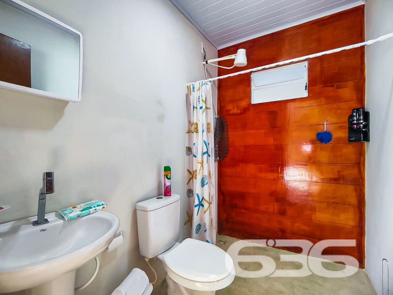 Já pensou em morar a apenas 400 metros da lagoa, em uma residência térrea, aconchegante, funcional e pronta para receber você e sua família em Balneário Barra do Sul? Esta é a sua chance!

Localizada no bairro Costeira, em rua pavimentada, com fácil acesso a comércios, escolas, transporte público e demais serviços essenciais, esta casa oferece o conforto de um imóvel térreo com ambientes bem distribuídos e uma excelente área externa para convivência.

A composição do imóvel inclui 2 dormitórios, 2 banheiros, sala de estar integrada à copa e cozinha, varanda com redes, despensa, área de serviço, garagem coberta e uma prática edícula com espaço adicional e banheiro auxiliar. É o cenário ideal para momentos em família, descanso e até mesmo para quem deseja trabalhar em home office.

Semimobiliada, a casa permanece com móveis embutidos, móveis de cozinha e condicionadores de ar, proporcionando mais economia e praticidade. Conta ainda com portão eletrônico, grades de segurança, conexão de internet por fibra e excelente incidência de luz natural. 

A área externa oferece um espaço de festas acolhedor e coberto, perfeito para confraternizações, com total privacidade. 

Não perca essa oportunidade de investir em qualidade de vida e bem-estar. Agende agora mesmo a sua visita com um de nossos corretores da 636 Negócios Imobiliários. São mais de 30 anos de excelência e credibilidade no mercado, com a segurança técnico-jurídica que você e sua família merecem!
 
636 NEGÓCIOS IMOBILIÁRIOS: A SUA MELHOR ESCOLHA
Com mais de 30 anos de experiência, a 636 Negócios Imobiliários é sua parceira ideal para encontrar o imóvel perfeito. Estamos prontos para ajudá-lo a fazer deste imóvel o seu novo lar.
 
Telefone: (47) 3451-0636
WhatsApp: (47) 99190-0636
 
Não perca esta oportunidade única. Visite nosso site para mais informações: i636.com.br