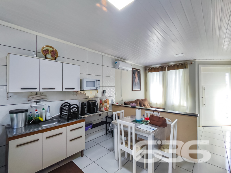 Já pensou em morar a apenas 400 metros da lagoa, em uma residência térrea, aconchegante, funcional e pronta para receber você e sua família em Balneário Barra do Sul? Esta é a sua chance!

Localizada no bairro Costeira, em rua pavimentada, com fácil acesso a comércios, escolas, transporte público e demais serviços essenciais, esta casa oferece o conforto de um imóvel térreo com ambientes bem distribuídos e uma excelente área externa para convivência.

A composição do imóvel inclui 2 dormitórios, 2 banheiros, sala de estar integrada à copa e cozinha, varanda com redes, despensa, área de serviço, garagem coberta e uma prática edícula com espaço adicional e banheiro auxiliar. É o cenário ideal para momentos em família, descanso e até mesmo para quem deseja trabalhar em home office.

Semimobiliada, a casa permanece com móveis embutidos, móveis de cozinha e condicionadores de ar, proporcionando mais economia e praticidade. Conta ainda com portão eletrônico, grades de segurança, conexão de internet por fibra e excelente incidência de luz natural. 

A área externa oferece um espaço de festas acolhedor e coberto, perfeito para confraternizações, com total privacidade. 

Não perca essa oportunidade de investir em qualidade de vida e bem-estar. Agende agora mesmo a sua visita com um de nossos corretores da 636 Negócios Imobiliários. São mais de 30 anos de excelência e credibilidade no mercado, com a segurança técnico-jurídica que você e sua família merecem!
 
636 NEGÓCIOS IMOBILIÁRIOS: A SUA MELHOR ESCOLHA
Com mais de 30 anos de experiência, a 636 Negócios Imobiliários é sua parceira ideal para encontrar o imóvel perfeito. Estamos prontos para ajudá-lo a fazer deste imóvel o seu novo lar.
 
Telefone: (47) 3451-0636
WhatsApp: (47) 99190-0636
 
Não perca esta oportunidade única. Visite nosso site para mais informações: i636.com.br