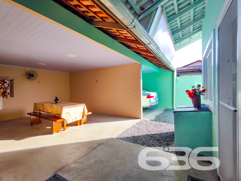 Já pensou em morar a apenas 400 metros da lagoa, em uma residência térrea, aconchegante, funcional e pronta para receber você e sua família em Balneário Barra do Sul? Esta é a sua chance!

Localizada no bairro Costeira, em rua pavimentada, com fácil acesso a comércios, escolas, transporte público e demais serviços essenciais, esta casa oferece o conforto de um imóvel térreo com ambientes bem distribuídos e uma excelente área externa para convivência.

A composição do imóvel inclui 2 dormitórios, 2 banheiros, sala de estar integrada à copa e cozinha, varanda com redes, despensa, área de serviço, garagem coberta e uma prática edícula com espaço adicional e banheiro auxiliar. É o cenário ideal para momentos em família, descanso e até mesmo para quem deseja trabalhar em home office.

Semimobiliada, a casa permanece com móveis embutidos, móveis de cozinha e condicionadores de ar, proporcionando mais economia e praticidade. Conta ainda com portão eletrônico, grades de segurança, conexão de internet por fibra e excelente incidência de luz natural. 

A área externa oferece um espaço de festas acolhedor e coberto, perfeito para confraternizações, com total privacidade. 

Não perca essa oportunidade de investir em qualidade de vida e bem-estar. Agende agora mesmo a sua visita com um de nossos corretores da 636 Negócios Imobiliários. São mais de 30 anos de excelência e credibilidade no mercado, com a segurança técnico-jurídica que você e sua família merecem!
 
636 NEGÓCIOS IMOBILIÁRIOS: A SUA MELHOR ESCOLHA
Com mais de 30 anos de experiência, a 636 Negócios Imobiliários é sua parceira ideal para encontrar o imóvel perfeito. Estamos prontos para ajudá-lo a fazer deste imóvel o seu novo lar.
 
Telefone: (47) 3451-0636
WhatsApp: (47) 99190-0636
 
Não perca esta oportunidade única. Visite nosso site para mais informações: i636.com.br