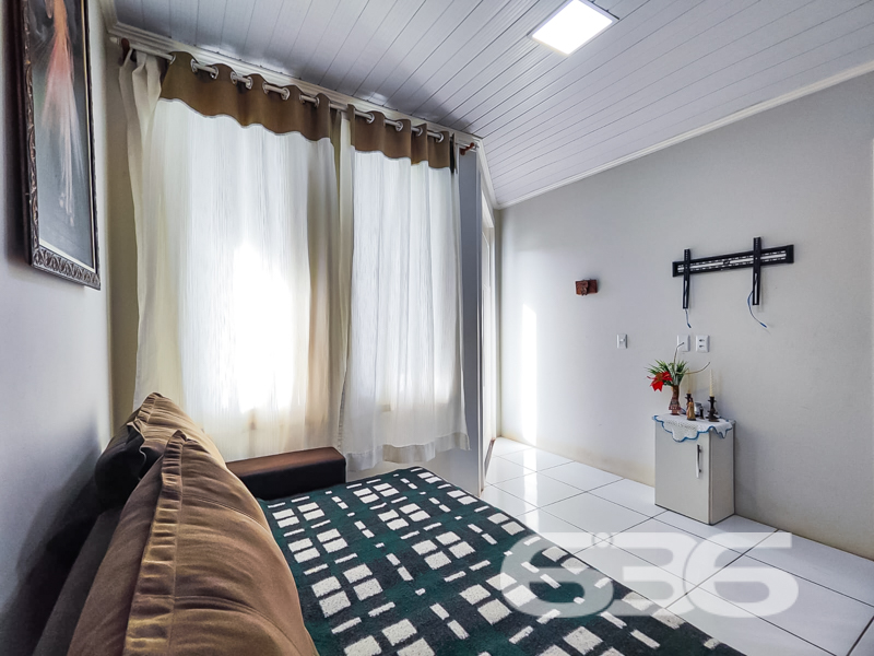 Já pensou em morar a apenas 400 metros da lagoa, em uma residência térrea, aconchegante, funcional e pronta para receber você e sua família em Balneário Barra do Sul? Esta é a sua chance!

Localizada no bairro Costeira, em rua pavimentada, com fácil acesso a comércios, escolas, transporte público e demais serviços essenciais, esta casa oferece o conforto de um imóvel térreo com ambientes bem distribuídos e uma excelente área externa para convivência.

A composição do imóvel inclui 2 dormitórios, 2 banheiros, sala de estar integrada à copa e cozinha, varanda com redes, despensa, área de serviço, garagem coberta e uma prática edícula com espaço adicional e banheiro auxiliar. É o cenário ideal para momentos em família, descanso e até mesmo para quem deseja trabalhar em home office.

Semimobiliada, a casa permanece com móveis embutidos, móveis de cozinha e condicionadores de ar, proporcionando mais economia e praticidade. Conta ainda com portão eletrônico, grades de segurança, conexão de internet por fibra e excelente incidência de luz natural. 

A área externa oferece um espaço de festas acolhedor e coberto, perfeito para confraternizações, com total privacidade. 

Não perca essa oportunidade de investir em qualidade de vida e bem-estar. Agende agora mesmo a sua visita com um de nossos corretores da 636 Negócios Imobiliários. São mais de 30 anos de excelência e credibilidade no mercado, com a segurança técnico-jurídica que você e sua família merecem!
 
636 NEGÓCIOS IMOBILIÁRIOS: A SUA MELHOR ESCOLHA
Com mais de 30 anos de experiência, a 636 Negócios Imobiliários é sua parceira ideal para encontrar o imóvel perfeito. Estamos prontos para ajudá-lo a fazer deste imóvel o seu novo lar.
 
Telefone: (47) 3451-0636
WhatsApp: (47) 99190-0636
 
Não perca esta oportunidade única. Visite nosso site para mais informações: i636.com.br