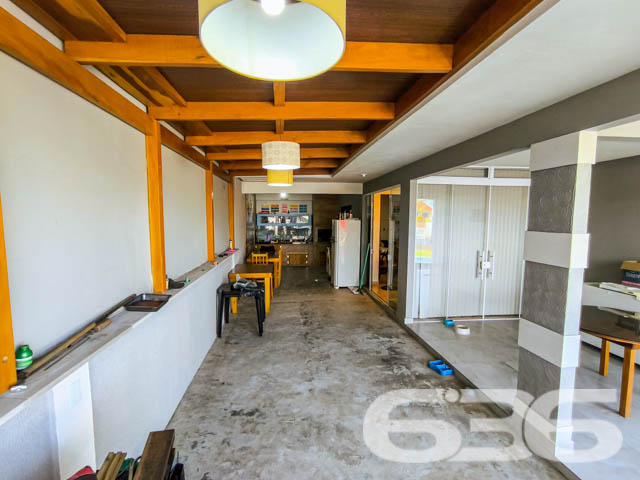Descubra a tranquilidade e a beleza de viver em Balneário Barra do Sul com esta encantadora residência, situada no coração do Centro. Esta casa térrea padrão, oferece um refúgio perfeito com uma área construída de 110m² em um terreno de 300m², proporcionando um espaço amplo e acolhedor para você e sua família.

Ao entrar, você será recebido por uma sala de estar espaçosa, criando um espaço acolhedor para receber amigos e familiares. A casa dispõe de um dormitório confortável com ar condicionado e guarda-roupa embutido, garantindo privacidade e conforto. Além disso, inclui uma suíte com closet, ideal para quem procura um espaço mais íntimo e organizado.

A cozinha é um verdadeiro convite ao prazer culinário, totalmente equipada e integrada com a sala de jantar, perfeita para preparar refeições enquanto desfruta da companhia de seus convidados. A área de serviço completa as necessidades práticas do dia a dia.

Para os amantes de entretenimento e lazer, a residência oferece uma área de festa com churrasqueira, perfeita para confraternizações em família ou entre amigos. O jardim e a varanda proporcionam um ambiente agradável para relaxar ao ar livre e desfrutar do clima agradável da região.

Este imóvel também conta com três vagas de garagem descobertas e uma coberta, proporcionando comodidade e segurança para seus veículos. A propriedade é cercada, garantindo privacidade e segurança, e inclui recursos como interfone e despensa, adicionando um extra de praticidade e conforto ao seu dia a dia.

Localizada próxima ao P.A. 24h do centro, a casa oferece fácil acesso a serviços públicos essenciais, transportes públicos, hospitais e muito mais, assegurando que todas as suas necessidades sejam facilmente atendidas.

Viva a experiência de residir em um imóvel que combina conforto, segurança e localização privilegiada. Esta casa não apenas oferece um lar, mas um estilo de vida que poucos podem desfrutar. Venha conhecer e se apaixonar por cada detalhe! Agende sua visita e sinta o orgulho de chamar este lugar de seu novo lar.
 
636 NEGÓCIOS IMOBILIÁRIOS: A SUA MELHOR ESCOLHA
Com mais de 30 anos de experiência, a 636 Negócios Imobiliários é sua parceira ideal para encontrar o imóvel perfeito. Estamos prontos para ajudá-lo a fazer deste imóvel o seu novo lar.
 
Telefone: (47) 3451-0636
WhatsApp: (47) 99190-0636
 
Não perca esta oportunidade única. Visite nosso site para mais informações: i636.com.br