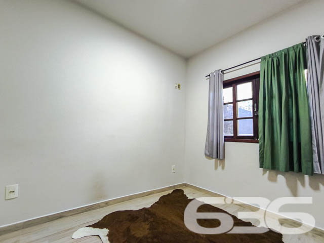 Descubra a tranquilidade e a beleza de viver em Balneário Barra do Sul com esta encantadora residência, situada no coração do Centro. Esta casa térrea padrão, oferece um refúgio perfeito com uma área construída de 110m² em um terreno de 300m², proporcionando um espaço amplo e acolhedor para você e sua família.

Ao entrar, você será recebido por uma sala de estar espaçosa, criando um espaço acolhedor para receber amigos e familiares. A casa dispõe de um dormitório confortável com ar condicionado e guarda-roupa embutido, garantindo privacidade e conforto. Além disso, inclui uma suíte com closet, ideal para quem procura um espaço mais íntimo e organizado.

A cozinha é um verdadeiro convite ao prazer culinário, totalmente equipada e integrada com a sala de jantar, perfeita para preparar refeições enquanto desfruta da companhia de seus convidados. A área de serviço completa as necessidades práticas do dia a dia.

Para os amantes de entretenimento e lazer, a residência oferece uma área de festa com churrasqueira, perfeita para confraternizações em família ou entre amigos. O jardim e a varanda proporcionam um ambiente agradável para relaxar ao ar livre e desfrutar do clima agradável da região.

Este imóvel também conta com três vagas de garagem descobertas e uma coberta, proporcionando comodidade e segurança para seus veículos. A propriedade é cercada, garantindo privacidade e segurança, e inclui recursos como interfone e despensa, adicionando um extra de praticidade e conforto ao seu dia a dia.

Localizada próxima ao P.A. 24h do centro, a casa oferece fácil acesso a serviços públicos essenciais, transportes públicos, hospitais e muito mais, assegurando que todas as suas necessidades sejam facilmente atendidas.

Viva a experiência de residir em um imóvel que combina conforto, segurança e localização privilegiada. Esta casa não apenas oferece um lar, mas um estilo de vida que poucos podem desfrutar. Venha conhecer e se apaixonar por cada detalhe! Agende sua visita e sinta o orgulho de chamar este lugar de seu novo lar.
 
636 NEGÓCIOS IMOBILIÁRIOS: A SUA MELHOR ESCOLHA
Com mais de 30 anos de experiência, a 636 Negócios Imobiliários é sua parceira ideal para encontrar o imóvel perfeito. Estamos prontos para ajudá-lo a fazer deste imóvel o seu novo lar.
 
Telefone: (47) 3451-0636
WhatsApp: (47) 99190-0636
 
Não perca esta oportunidade única. Visite nosso site para mais informações: i636.com.br