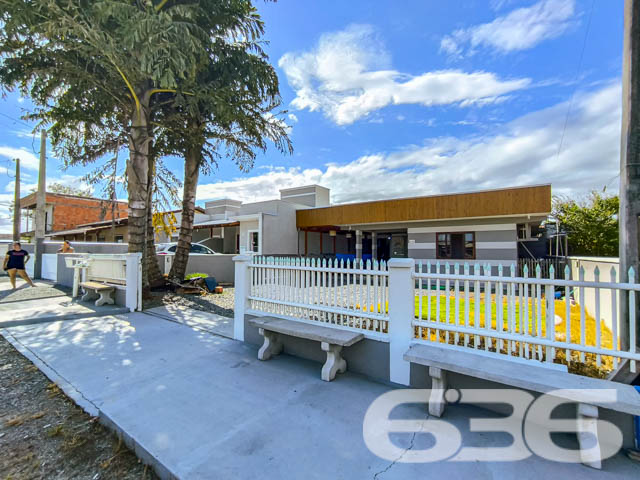 Descubra a tranquilidade e a beleza de viver em Balneário Barra do Sul com esta encantadora residência, situada no coração do Centro. Esta casa térrea padrão, oferece um refúgio perfeito com uma área construída de 110m² em um terreno de 300m², proporcionando um espaço amplo e acolhedor para você e sua família.

Ao entrar, você será recebido por uma sala de estar espaçosa, criando um espaço acolhedor para receber amigos e familiares. A casa dispõe de um dormitório confortável com ar condicionado e guarda-roupa embutido, garantindo privacidade e conforto. Além disso, inclui uma suíte com closet, ideal para quem procura um espaço mais íntimo e organizado.

A cozinha é um verdadeiro convite ao prazer culinário, totalmente equipada e integrada com a sala de jantar, perfeita para preparar refeições enquanto desfruta da companhia de seus convidados. A área de serviço completa as necessidades práticas do dia a dia.

Para os amantes de entretenimento e lazer, a residência oferece uma área de festa com churrasqueira, perfeita para confraternizações em família ou entre amigos. O jardim e a varanda proporcionam um ambiente agradável para relaxar ao ar livre e desfrutar do clima agradável da região.

Este imóvel também conta com três vagas de garagem descobertas e uma coberta, proporcionando comodidade e segurança para seus veículos. A propriedade é cercada, garantindo privacidade e segurança, e inclui recursos como interfone e despensa, adicionando um extra de praticidade e conforto ao seu dia a dia.

Localizada próxima ao P.A. 24h do centro, a casa oferece fácil acesso a serviços públicos essenciais, transportes públicos, hospitais e muito mais, assegurando que todas as suas necessidades sejam facilmente atendidas.

Viva a experiência de residir em um imóvel que combina conforto, segurança e localização privilegiada. Esta casa não apenas oferece um lar, mas um estilo de vida que poucos podem desfrutar. Venha conhecer e se apaixonar por cada detalhe! Agende sua visita e sinta o orgulho de chamar este lugar de seu novo lar.
 
636 NEGÓCIOS IMOBILIÁRIOS: A SUA MELHOR ESCOLHA
Com mais de 30 anos de experiência, a 636 Negócios Imobiliários é sua parceira ideal para encontrar o imóvel perfeito. Estamos prontos para ajudá-lo a fazer deste imóvel o seu novo lar.
 
Telefone: (47) 3451-0636
WhatsApp: (47) 99190-0636
 
Não perca esta oportunidade única. Visite nosso site para mais informações: i636.com.br
