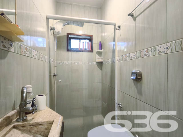 Descubra a tranquilidade e a beleza de viver em Balneário Barra do Sul com esta encantadora residência, situada no coração do Centro. Esta casa térrea padrão, oferece um refúgio perfeito com uma área construída de 110m² em um terreno de 300m², proporcionando um espaço amplo e acolhedor para você e sua família.

Ao entrar, você será recebido por uma sala de estar espaçosa, criando um espaço acolhedor para receber amigos e familiares. A casa dispõe de um dormitório confortável com ar condicionado e guarda-roupa embutido, garantindo privacidade e conforto. Além disso, inclui uma suíte com closet, ideal para quem procura um espaço mais íntimo e organizado.

A cozinha é um verdadeiro convite ao prazer culinário, totalmente equipada e integrada com a sala de jantar, perfeita para preparar refeições enquanto desfruta da companhia de seus convidados. A área de serviço completa as necessidades práticas do dia a dia.

Para os amantes de entretenimento e lazer, a residência oferece uma área de festa com churrasqueira, perfeita para confraternizações em família ou entre amigos. O jardim e a varanda proporcionam um ambiente agradável para relaxar ao ar livre e desfrutar do clima agradável da região.

Este imóvel também conta com três vagas de garagem descobertas e uma coberta, proporcionando comodidade e segurança para seus veículos. A propriedade é cercada, garantindo privacidade e segurança, e inclui recursos como interfone e despensa, adicionando um extra de praticidade e conforto ao seu dia a dia.

Localizada próxima ao P.A. 24h do centro, a casa oferece fácil acesso a serviços públicos essenciais, transportes públicos, hospitais e muito mais, assegurando que todas as suas necessidades sejam facilmente atendidas.

Viva a experiência de residir em um imóvel que combina conforto, segurança e localização privilegiada. Esta casa não apenas oferece um lar, mas um estilo de vida que poucos podem desfrutar. Venha conhecer e se apaixonar por cada detalhe! Agende sua visita e sinta o orgulho de chamar este lugar de seu novo lar.
 
636 NEGÓCIOS IMOBILIÁRIOS: A SUA MELHOR ESCOLHA
Com mais de 30 anos de experiência, a 636 Negócios Imobiliários é sua parceira ideal para encontrar o imóvel perfeito. Estamos prontos para ajudá-lo a fazer deste imóvel o seu novo lar.
 
Telefone: (47) 3451-0636
WhatsApp: (47) 99190-0636
 
Não perca esta oportunidade única. Visite nosso site para mais informações: i636.com.br