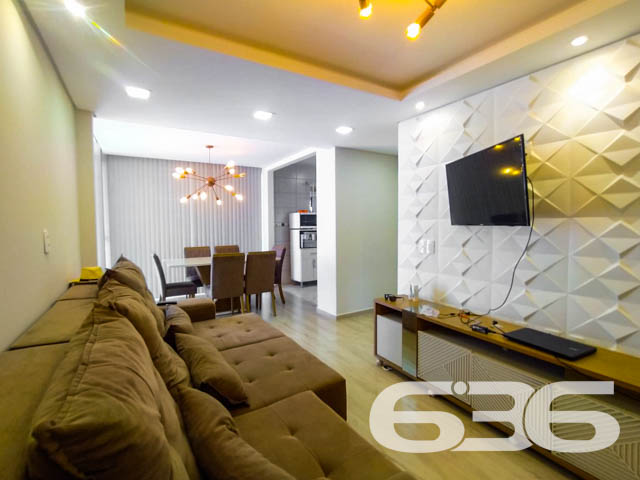 Descubra a tranquilidade e a beleza de viver em Balneário Barra do Sul com esta encantadora residência, situada no coração do Centro. Esta casa térrea padrão, oferece um refúgio perfeito com uma área construída de 110m² em um terreno de 300m², proporcionando um espaço amplo e acolhedor para você e sua família.

Ao entrar, você será recebido por uma sala de estar espaçosa, criando um espaço acolhedor para receber amigos e familiares. A casa dispõe de um dormitório confortável com ar condicionado e guarda-roupa embutido, garantindo privacidade e conforto. Além disso, inclui uma suíte com closet, ideal para quem procura um espaço mais íntimo e organizado.

A cozinha é um verdadeiro convite ao prazer culinário, totalmente equipada e integrada com a sala de jantar, perfeita para preparar refeições enquanto desfruta da companhia de seus convidados. A área de serviço completa as necessidades práticas do dia a dia.

Para os amantes de entretenimento e lazer, a residência oferece uma área de festa com churrasqueira, perfeita para confraternizações em família ou entre amigos. O jardim e a varanda proporcionam um ambiente agradável para relaxar ao ar livre e desfrutar do clima agradável da região.

Este imóvel também conta com três vagas de garagem descobertas e uma coberta, proporcionando comodidade e segurança para seus veículos. A propriedade é cercada, garantindo privacidade e segurança, e inclui recursos como interfone e despensa, adicionando um extra de praticidade e conforto ao seu dia a dia.

Localizada próxima ao P.A. 24h do centro, a casa oferece fácil acesso a serviços públicos essenciais, transportes públicos, hospitais e muito mais, assegurando que todas as suas necessidades sejam facilmente atendidas.

Viva a experiência de residir em um imóvel que combina conforto, segurança e localização privilegiada. Esta casa não apenas oferece um lar, mas um estilo de vida que poucos podem desfrutar. Venha conhecer e se apaixonar por cada detalhe! Agende sua visita e sinta o orgulho de chamar este lugar de seu novo lar.
 
636 NEGÓCIOS IMOBILIÁRIOS: A SUA MELHOR ESCOLHA
Com mais de 30 anos de experiência, a 636 Negócios Imobiliários é sua parceira ideal para encontrar o imóvel perfeito. Estamos prontos para ajudá-lo a fazer deste imóvel o seu novo lar.
 
Telefone: (47) 3451-0636
WhatsApp: (47) 99190-0636
 
Não perca esta oportunidade única. Visite nosso site para mais informações: i636.com.br