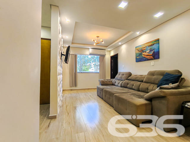 Descubra a tranquilidade e a beleza de viver em Balneário Barra do Sul com esta encantadora residência, situada no coração do Centro. Esta casa térrea padrão, oferece um refúgio perfeito com uma área construída de 110m² em um terreno de 300m², proporcionando um espaço amplo e acolhedor para você e sua família.

Ao entrar, você será recebido por uma sala de estar espaçosa, criando um espaço acolhedor para receber amigos e familiares. A casa dispõe de um dormitório confortável com ar condicionado e guarda-roupa embutido, garantindo privacidade e conforto. Além disso, inclui uma suíte com closet, ideal para quem procura um espaço mais íntimo e organizado.

A cozinha é um verdadeiro convite ao prazer culinário, totalmente equipada e integrada com a sala de jantar, perfeita para preparar refeições enquanto desfruta da companhia de seus convidados. A área de serviço completa as necessidades práticas do dia a dia.

Para os amantes de entretenimento e lazer, a residência oferece uma área de festa com churrasqueira, perfeita para confraternizações em família ou entre amigos. O jardim e a varanda proporcionam um ambiente agradável para relaxar ao ar livre e desfrutar do clima agradável da região.

Este imóvel também conta com três vagas de garagem descobertas e uma coberta, proporcionando comodidade e segurança para seus veículos. A propriedade é cercada, garantindo privacidade e segurança, e inclui recursos como interfone e despensa, adicionando um extra de praticidade e conforto ao seu dia a dia.

Localizada próxima ao P.A. 24h do centro, a casa oferece fácil acesso a serviços públicos essenciais, transportes públicos, hospitais e muito mais, assegurando que todas as suas necessidades sejam facilmente atendidas.

Viva a experiência de residir em um imóvel que combina conforto, segurança e localização privilegiada. Esta casa não apenas oferece um lar, mas um estilo de vida que poucos podem desfrutar. Venha conhecer e se apaixonar por cada detalhe! Agende sua visita e sinta o orgulho de chamar este lugar de seu novo lar.
 
636 NEGÓCIOS IMOBILIÁRIOS: A SUA MELHOR ESCOLHA
Com mais de 30 anos de experiência, a 636 Negócios Imobiliários é sua parceira ideal para encontrar o imóvel perfeito. Estamos prontos para ajudá-lo a fazer deste imóvel o seu novo lar.
 
Telefone: (47) 3451-0636
WhatsApp: (47) 99190-0636
 
Não perca esta oportunidade única. Visite nosso site para mais informações: i636.com.br