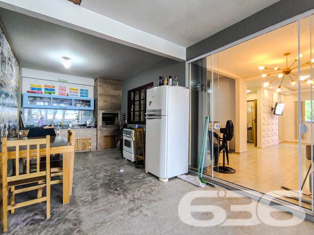 Descubra a tranquilidade e a beleza de viver em Balneário Barra do Sul com esta encantadora residência, situada no coração do Centro. Esta casa térrea padrão, oferece um refúgio perfeito com uma área construída de 110m² em um terreno de 300m², proporcionando um espaço amplo e acolhedor para você e sua família.

Ao entrar, você será recebido por uma sala de estar espaçosa, criando um espaço acolhedor para receber amigos e familiares. A casa dispõe de um dormitório confortável com ar condicionado e guarda-roupa embutido, garantindo privacidade e conforto. Além disso, inclui uma suíte com closet, ideal para quem procura um espaço mais íntimo e organizado.

A cozinha é um verdadeiro convite ao prazer culinário, totalmente equipada e integrada com a sala de jantar, perfeita para preparar refeições enquanto desfruta da companhia de seus convidados. A área de serviço completa as necessidades práticas do dia a dia.

Para os amantes de entretenimento e lazer, a residência oferece uma área de festa com churrasqueira, perfeita para confraternizações em família ou entre amigos. O jardim e a varanda proporcionam um ambiente agradável para relaxar ao ar livre e desfrutar do clima agradável da região.

Este imóvel também conta com três vagas de garagem descobertas e uma coberta, proporcionando comodidade e segurança para seus veículos. A propriedade é cercada, garantindo privacidade e segurança, e inclui recursos como interfone e despensa, adicionando um extra de praticidade e conforto ao seu dia a dia.

Localizada próxima ao P.A. 24h do centro, a casa oferece fácil acesso a serviços públicos essenciais, transportes públicos, hospitais e muito mais, assegurando que todas as suas necessidades sejam facilmente atendidas.

Viva a experiência de residir em um imóvel que combina conforto, segurança e localização privilegiada. Esta casa não apenas oferece um lar, mas um estilo de vida que poucos podem desfrutar. Venha conhecer e se apaixonar por cada detalhe! Agende sua visita e sinta o orgulho de chamar este lugar de seu novo lar.
 
636 NEGÓCIOS IMOBILIÁRIOS: A SUA MELHOR ESCOLHA
Com mais de 30 anos de experiência, a 636 Negócios Imobiliários é sua parceira ideal para encontrar o imóvel perfeito. Estamos prontos para ajudá-lo a fazer deste imóvel o seu novo lar.
 
Telefone: (47) 3451-0636
WhatsApp: (47) 99190-0636
 
Não perca esta oportunidade única. Visite nosso site para mais informações: i636.com.br