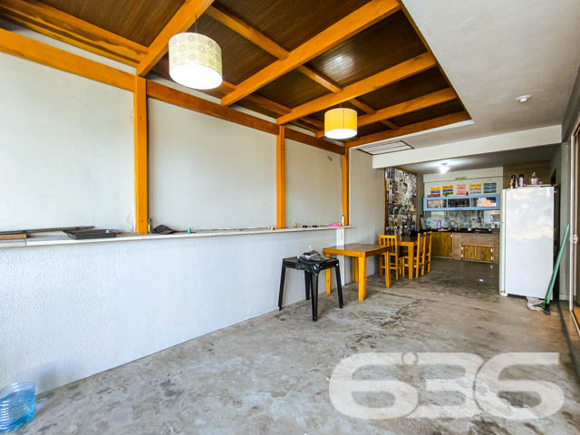 Descubra a tranquilidade e a beleza de viver em Balneário Barra do Sul com esta encantadora residência, situada no coração do Centro. Esta casa térrea padrão, oferece um refúgio perfeito com uma área construída de 110m² em um terreno de 300m², proporcionando um espaço amplo e acolhedor para você e sua família.

Ao entrar, você será recebido por uma sala de estar espaçosa, criando um espaço acolhedor para receber amigos e familiares. A casa dispõe de um dormitório confortável com ar condicionado e guarda-roupa embutido, garantindo privacidade e conforto. Além disso, inclui uma suíte com closet, ideal para quem procura um espaço mais íntimo e organizado.

A cozinha é um verdadeiro convite ao prazer culinário, totalmente equipada e integrada com a sala de jantar, perfeita para preparar refeições enquanto desfruta da companhia de seus convidados. A área de serviço completa as necessidades práticas do dia a dia.

Para os amantes de entretenimento e lazer, a residência oferece uma área de festa com churrasqueira, perfeita para confraternizações em família ou entre amigos. O jardim e a varanda proporcionam um ambiente agradável para relaxar ao ar livre e desfrutar do clima agradável da região.

Este imóvel também conta com três vagas de garagem descobertas e uma coberta, proporcionando comodidade e segurança para seus veículos. A propriedade é cercada, garantindo privacidade e segurança, e inclui recursos como interfone e despensa, adicionando um extra de praticidade e conforto ao seu dia a dia.

Localizada próxima ao P.A. 24h do centro, a casa oferece fácil acesso a serviços públicos essenciais, transportes públicos, hospitais e muito mais, assegurando que todas as suas necessidades sejam facilmente atendidas.

Viva a experiência de residir em um imóvel que combina conforto, segurança e localização privilegiada. Esta casa não apenas oferece um lar, mas um estilo de vida que poucos podem desfrutar. Venha conhecer e se apaixonar por cada detalhe! Agende sua visita e sinta o orgulho de chamar este lugar de seu novo lar.
 
636 NEGÓCIOS IMOBILIÁRIOS: A SUA MELHOR ESCOLHA
Com mais de 30 anos de experiência, a 636 Negócios Imobiliários é sua parceira ideal para encontrar o imóvel perfeito. Estamos prontos para ajudá-lo a fazer deste imóvel o seu novo lar.
 
Telefone: (47) 3451-0636
WhatsApp: (47) 99190-0636
 
Não perca esta oportunidade única. Visite nosso site para mais informações: i636.com.br
