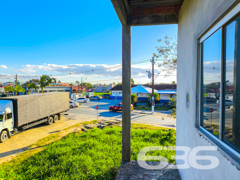 Oportunidade no Centro de Balneário Barra do Sul/SC!

Se você busca um imóvel com excelente metragem, localização estratégica e potencial de personalização, esta é a chance ideal. Esta residência oferece funcionalidade para morar ou investir — com estrutura já pronta para uso e possibilidade de ampliação e acabamento conforme seu gosto.

Sobre um terreno plano de 288m², com geometria regular e face sul, a propriedade conta com 120m² de área, dividida em dois pavimentos. No piso térreo, temos uma suíte, dois dormitórios, sala de estar, cozinha funcional, área de serviço e banheiro social. Já no piso superior, em fase de acabamento, há outra suíte, mais dois dormitórios, sala e estrutura para banheiro e cozinha.

Dispõe ainda de jardim, sacada, despensa e proximidade com escolas, transporte público, hospitais e comércios essenciais — tudo para facilitar sua rotina.

Com acesso rápido a vias principais, esta é uma excelente escolha para quem deseja morar com espaço e liberdade ou até mesmo garantir renda futura com locações. Uma oportunidade para quem tem visão de futuro e valoriza um imóvel com estrutura sólida, pronto para evoluir junto com seus projetos.
 
636 NEGÓCIOS IMOBILIÁRIOS: A SUA MELHOR ESCOLHA
Com mais de 30 anos de experiência, a 636 Negócios Imobiliários é sua parceira ideal para encontrar o imóvel perfeito. Estamos prontos para ajudá-lo a fazer deste imóvel o seu novo lar.
 
Telefone: (47) 3451-0636
WhatsApp: (47) 99190-0636
 
Não perca esta oportunidade única. Visite nosso site para mais informações: i636.com.br