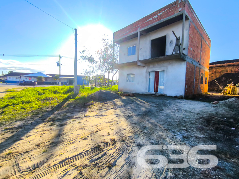 Oportunidade no Centro de Balneário Barra do Sul/SC!

Se você busca um imóvel com excelente metragem, localização estratégica e potencial de personalização, esta é a chance ideal. Esta residência oferece funcionalidade para morar ou investir — com estrutura já pronta para uso e possibilidade de ampliação e acabamento conforme seu gosto.

Sobre um terreno plano de 288m², com geometria regular e face sul, a propriedade conta com 120m² de área, dividida em dois pavimentos. No piso térreo, temos uma suíte, dois dormitórios, sala de estar, cozinha funcional, área de serviço e banheiro social. Já no piso superior, em fase de acabamento, há outra suíte, mais dois dormitórios, sala e estrutura para banheiro e cozinha.

Dispõe ainda de jardim, sacada, despensa e proximidade com escolas, transporte público, hospitais e comércios essenciais — tudo para facilitar sua rotina.

Com acesso rápido a vias principais, esta é uma excelente escolha para quem deseja morar com espaço e liberdade ou até mesmo garantir renda futura com locações. Uma oportunidade para quem tem visão de futuro e valoriza um imóvel com estrutura sólida, pronto para evoluir junto com seus projetos.
 
636 NEGÓCIOS IMOBILIÁRIOS: A SUA MELHOR ESCOLHA
Com mais de 30 anos de experiência, a 636 Negócios Imobiliários é sua parceira ideal para encontrar o imóvel perfeito. Estamos prontos para ajudá-lo a fazer deste imóvel o seu novo lar.
 
Telefone: (47) 3451-0636
WhatsApp: (47) 99190-0636
 
Não perca esta oportunidade única. Visite nosso site para mais informações: i636.com.br