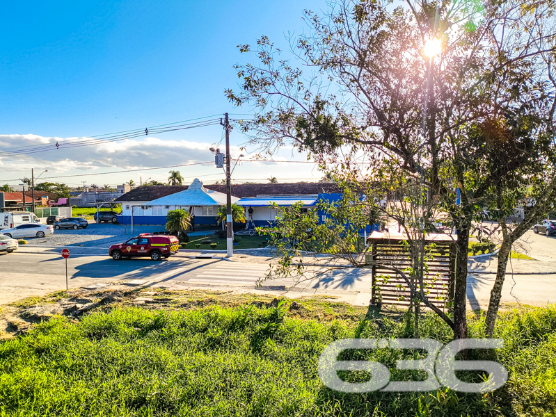 Oportunidade no Centro de Balneário Barra do Sul/SC!

Se você busca um imóvel com excelente metragem, localização estratégica e potencial de personalização, esta é a chance ideal. Esta residência oferece funcionalidade para morar ou investir — com estrutura já pronta para uso e possibilidade de ampliação e acabamento conforme seu gosto.

Sobre um terreno plano de 288m², com geometria regular e face sul, a propriedade conta com 120m² de área, dividida em dois pavimentos. No piso térreo, temos uma suíte, dois dormitórios, sala de estar, cozinha funcional, área de serviço e banheiro social. Já no piso superior, em fase de acabamento, há outra suíte, mais dois dormitórios, sala e estrutura para banheiro e cozinha.

Dispõe ainda de jardim, sacada, despensa e proximidade com escolas, transporte público, hospitais e comércios essenciais — tudo para facilitar sua rotina.

Com acesso rápido a vias principais, esta é uma excelente escolha para quem deseja morar com espaço e liberdade ou até mesmo garantir renda futura com locações. Uma oportunidade para quem tem visão de futuro e valoriza um imóvel com estrutura sólida, pronto para evoluir junto com seus projetos.
 
636 NEGÓCIOS IMOBILIÁRIOS: A SUA MELHOR ESCOLHA
Com mais de 30 anos de experiência, a 636 Negócios Imobiliários é sua parceira ideal para encontrar o imóvel perfeito. Estamos prontos para ajudá-lo a fazer deste imóvel o seu novo lar.
 
Telefone: (47) 3451-0636
WhatsApp: (47) 99190-0636
 
Não perca esta oportunidade única. Visite nosso site para mais informações: i636.com.br