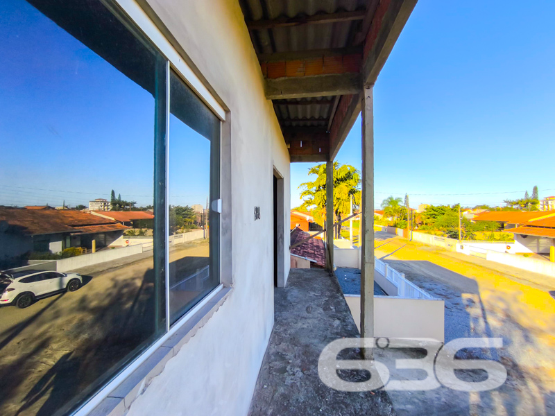 Oportunidade no Centro de Balneário Barra do Sul/SC!

Se você busca um imóvel com excelente metragem, localização estratégica e potencial de personalização, esta é a chance ideal. Esta residência oferece funcionalidade para morar ou investir — com estrutura já pronta para uso e possibilidade de ampliação e acabamento conforme seu gosto.

Sobre um terreno plano de 288m², com geometria regular e face sul, a propriedade conta com 120m² de área, dividida em dois pavimentos. No piso térreo, temos uma suíte, dois dormitórios, sala de estar, cozinha funcional, área de serviço e banheiro social. Já no piso superior, em fase de acabamento, há outra suíte, mais dois dormitórios, sala e estrutura para banheiro e cozinha.

Dispõe ainda de jardim, sacada, despensa e proximidade com escolas, transporte público, hospitais e comércios essenciais — tudo para facilitar sua rotina.

Com acesso rápido a vias principais, esta é uma excelente escolha para quem deseja morar com espaço e liberdade ou até mesmo garantir renda futura com locações. Uma oportunidade para quem tem visão de futuro e valoriza um imóvel com estrutura sólida, pronto para evoluir junto com seus projetos.
 
636 NEGÓCIOS IMOBILIÁRIOS: A SUA MELHOR ESCOLHA
Com mais de 30 anos de experiência, a 636 Negócios Imobiliários é sua parceira ideal para encontrar o imóvel perfeito. Estamos prontos para ajudá-lo a fazer deste imóvel o seu novo lar.
 
Telefone: (47) 3451-0636
WhatsApp: (47) 99190-0636
 
Não perca esta oportunidade única. Visite nosso site para mais informações: i636.com.br