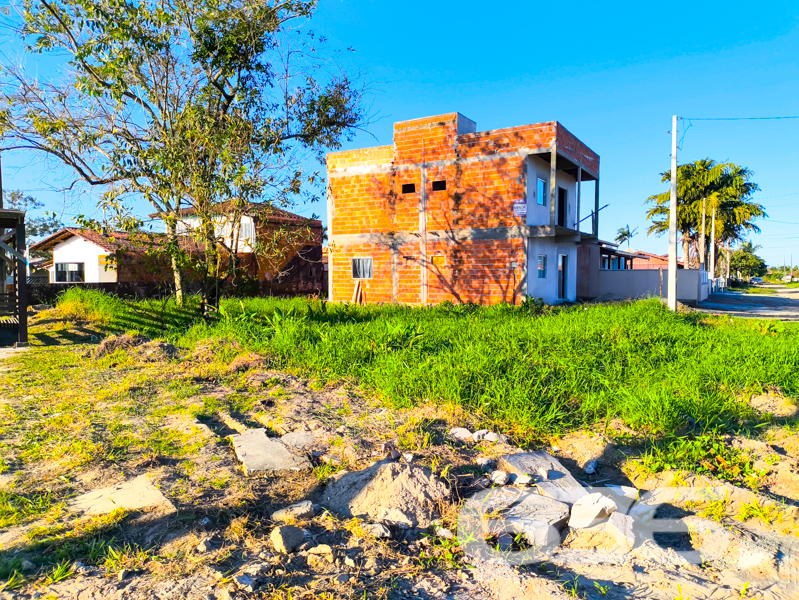 Oportunidade no Centro de Balneário Barra do Sul/SC!

Se você busca um imóvel com excelente metragem, localização estratégica e potencial de personalização, esta é a chance ideal. Esta residência oferece funcionalidade para morar ou investir — com estrutura já pronta para uso e possibilidade de ampliação e acabamento conforme seu gosto.

Sobre um terreno plano de 288m², com geometria regular e face sul, a propriedade conta com 120m² de área, dividida em dois pavimentos. No piso térreo, temos uma suíte, dois dormitórios, sala de estar, cozinha funcional, área de serviço e banheiro social. Já no piso superior, em fase de acabamento, há outra suíte, mais dois dormitórios, sala e estrutura para banheiro e cozinha.

Dispõe ainda de jardim, sacada, despensa e proximidade com escolas, transporte público, hospitais e comércios essenciais — tudo para facilitar sua rotina.

Com acesso rápido a vias principais, esta é uma excelente escolha para quem deseja morar com espaço e liberdade ou até mesmo garantir renda futura com locações. Uma oportunidade para quem tem visão de futuro e valoriza um imóvel com estrutura sólida, pronto para evoluir junto com seus projetos.
 
636 NEGÓCIOS IMOBILIÁRIOS: A SUA MELHOR ESCOLHA
Com mais de 30 anos de experiência, a 636 Negócios Imobiliários é sua parceira ideal para encontrar o imóvel perfeito. Estamos prontos para ajudá-lo a fazer deste imóvel o seu novo lar.
 
Telefone: (47) 3451-0636
WhatsApp: (47) 99190-0636
 
Não perca esta oportunidade única. Visite nosso site para mais informações: i636.com.br