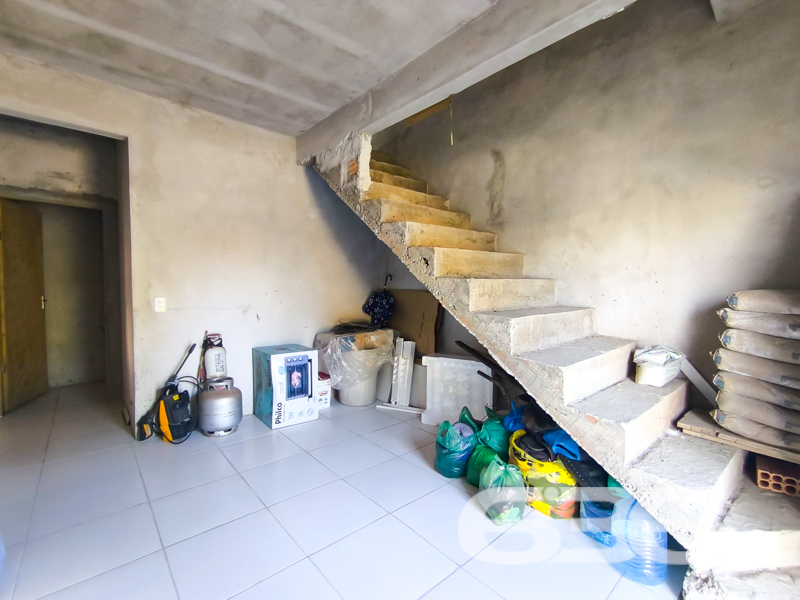 Oportunidade no Centro de Balneário Barra do Sul/SC!

Se você busca um imóvel com excelente metragem, localização estratégica e potencial de personalização, esta é a chance ideal. Esta residência oferece funcionalidade para morar ou investir — com estrutura já pronta para uso e possibilidade de ampliação e acabamento conforme seu gosto.

Sobre um terreno plano de 288m², com geometria regular e face sul, a propriedade conta com 120m² de área, dividida em dois pavimentos. No piso térreo, temos uma suíte, dois dormitórios, sala de estar, cozinha funcional, área de serviço e banheiro social. Já no piso superior, em fase de acabamento, há outra suíte, mais dois dormitórios, sala e estrutura para banheiro e cozinha.

Dispõe ainda de jardim, sacada, despensa e proximidade com escolas, transporte público, hospitais e comércios essenciais — tudo para facilitar sua rotina.

Com acesso rápido a vias principais, esta é uma excelente escolha para quem deseja morar com espaço e liberdade ou até mesmo garantir renda futura com locações. Uma oportunidade para quem tem visão de futuro e valoriza um imóvel com estrutura sólida, pronto para evoluir junto com seus projetos.
 
636 NEGÓCIOS IMOBILIÁRIOS: A SUA MELHOR ESCOLHA
Com mais de 30 anos de experiência, a 636 Negócios Imobiliários é sua parceira ideal para encontrar o imóvel perfeito. Estamos prontos para ajudá-lo a fazer deste imóvel o seu novo lar.
 
Telefone: (47) 3451-0636
WhatsApp: (47) 99190-0636
 
Não perca esta oportunidade única. Visite nosso site para mais informações: i636.com.br