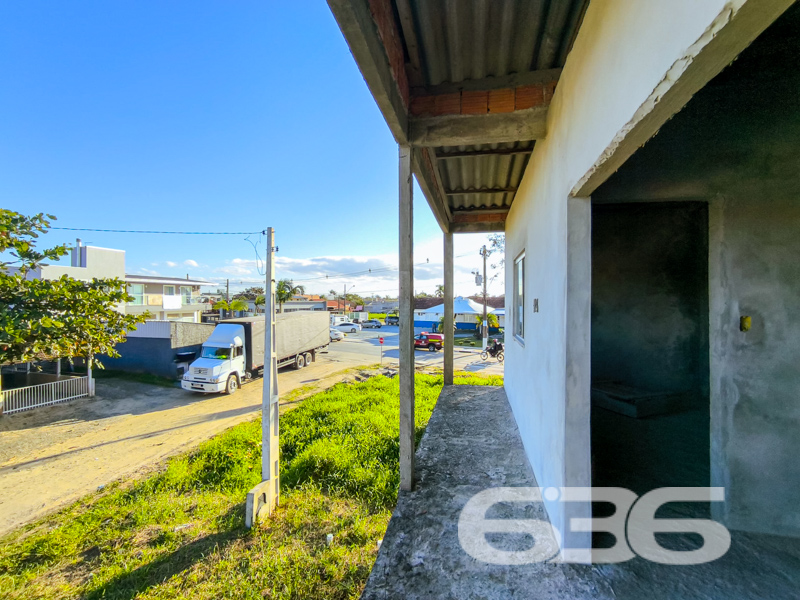 Oportunidade no Centro de Balneário Barra do Sul/SC!

Se você busca um imóvel com excelente metragem, localização estratégica e potencial de personalização, esta é a chance ideal. Esta residência oferece funcionalidade para morar ou investir — com estrutura já pronta para uso e possibilidade de ampliação e acabamento conforme seu gosto.

Sobre um terreno plano de 288m², com geometria regular e face sul, a propriedade conta com 120m² de área, dividida em dois pavimentos. No piso térreo, temos uma suíte, dois dormitórios, sala de estar, cozinha funcional, área de serviço e banheiro social. Já no piso superior, em fase de acabamento, há outra suíte, mais dois dormitórios, sala e estrutura para banheiro e cozinha.

Dispõe ainda de jardim, sacada, despensa e proximidade com escolas, transporte público, hospitais e comércios essenciais — tudo para facilitar sua rotina.

Com acesso rápido a vias principais, esta é uma excelente escolha para quem deseja morar com espaço e liberdade ou até mesmo garantir renda futura com locações. Uma oportunidade para quem tem visão de futuro e valoriza um imóvel com estrutura sólida, pronto para evoluir junto com seus projetos.
 
636 NEGÓCIOS IMOBILIÁRIOS: A SUA MELHOR ESCOLHA
Com mais de 30 anos de experiência, a 636 Negócios Imobiliários é sua parceira ideal para encontrar o imóvel perfeito. Estamos prontos para ajudá-lo a fazer deste imóvel o seu novo lar.
 
Telefone: (47) 3451-0636
WhatsApp: (47) 99190-0636
 
Não perca esta oportunidade única. Visite nosso site para mais informações: i636.com.br
