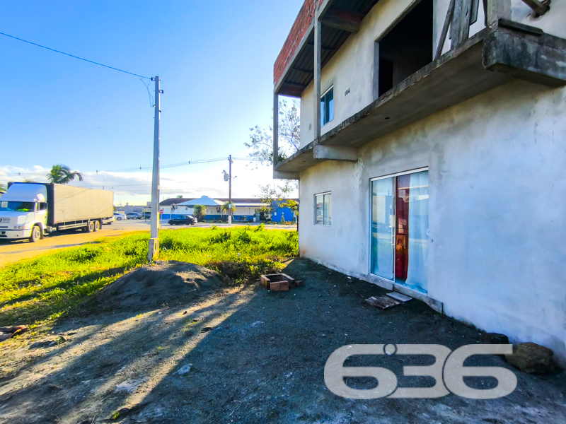 Oportunidade no Centro de Balneário Barra do Sul/SC!

Se você busca um imóvel com excelente metragem, localização estratégica e potencial de personalização, esta é a chance ideal. Esta residência oferece funcionalidade para morar ou investir — com estrutura já pronta para uso e possibilidade de ampliação e acabamento conforme seu gosto.

Sobre um terreno plano de 288m², com geometria regular e face sul, a propriedade conta com 120m² de área, dividida em dois pavimentos. No piso térreo, temos uma suíte, dois dormitórios, sala de estar, cozinha funcional, área de serviço e banheiro social. Já no piso superior, em fase de acabamento, há outra suíte, mais dois dormitórios, sala e estrutura para banheiro e cozinha.

Dispõe ainda de jardim, sacada, despensa e proximidade com escolas, transporte público, hospitais e comércios essenciais — tudo para facilitar sua rotina.

Com acesso rápido a vias principais, esta é uma excelente escolha para quem deseja morar com espaço e liberdade ou até mesmo garantir renda futura com locações. Uma oportunidade para quem tem visão de futuro e valoriza um imóvel com estrutura sólida, pronto para evoluir junto com seus projetos.
 
636 NEGÓCIOS IMOBILIÁRIOS: A SUA MELHOR ESCOLHA
Com mais de 30 anos de experiência, a 636 Negócios Imobiliários é sua parceira ideal para encontrar o imóvel perfeito. Estamos prontos para ajudá-lo a fazer deste imóvel o seu novo lar.
 
Telefone: (47) 3451-0636
WhatsApp: (47) 99190-0636
 
Não perca esta oportunidade única. Visite nosso site para mais informações: i636.com.br