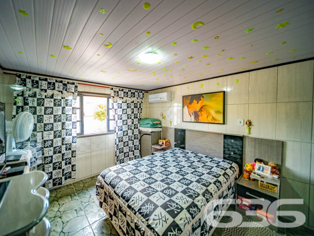 Descubra o Refúgio dos Seus Sonhos em Balneário Barra do Sul!

Está em busca da casa perfeita que alia conforto, praticidade e uma localização invejável? Apresentamos a oportunidade que você esperava: uma espetacular residência térrea localizada no acolhedor bairro da Costeira, em Balneário Barra do Sul. Este é o lugar ideal para quem deseja conciliar tranquilidade e uma vida prática!

Características Principais do Imóvel:

Construção: Com 90m² de área construída, essa residência foi projetada para garantir conforto e funcionalidade.

Ambientes espaçosos e bem distribuídos: A casa conta com uma ampla suíte master para o seu conforto e privacidade, um dormitório adicional, além de dois banheiros que atendem toda a família e visitantes.

Área de Festas: Ideal para reunir amigos e familiares em momentos inesquecíveis e celebrações especiais.

Conveniência com garagem para até 6 veículos: Com 3 vagas cobertas e 3 descobertas, você nunca precisará se preocupar com espaço para estacionar.

Conforto nos detalhes: Sala de estar acolhedora, cozinha planejada para sua praticidade e área de serviço funcional.

Segurança e tranquilidade: Equipada com portão eletrônico, garantindo mais comodidade e segurança para o seu dia a dia.

Localização Privilegiada:

A residência está situada em uma área de extrema tranquilidade no bairro Costeira. A região proporciona fácil acesso às principais vias da cidade, conectando você rapidamente ao que Balneário Barra do Sul tem de melhor a oferecer.

Este é, sem dúvida, o imóvel perfeito para quem busca qualidade de vida, espaço de sobra e um local perfeito para construir novas memórias. Seja para viver momentos especiais com sua família ou para investir em um patrimônio seguro e promissor.

Não perca esta oportunidade única! Entre em contato conosco para agendar uma visita e descubra todos os encantos que esta casa tem a oferecer.

636 Negócios Imobiliários - Transformando sonhos em realidade!
 
636 NEGÓCIOS IMOBILIÁRIOS: A SUA MELHOR ESCOLHA
Com mais de 30 anos de experiência, a 636 Negócios Imobiliários é sua parceira ideal para encontrar o imóvel perfeito. Estamos prontos para ajudá-lo a fazer deste imóvel o seu novo lar.
 
Telefone: (47) 3451-0636
WhatsApp: (47) 99190-0636
 
Não perca esta oportunidade única. Visite nosso site para mais informações: i636.com.br