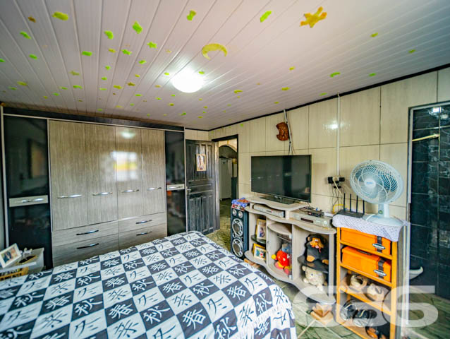 Descubra o Refúgio dos Seus Sonhos em Balneário Barra do Sul!

Está em busca da casa perfeita que alia conforto, praticidade e uma localização invejável? Apresentamos a oportunidade que você esperava: uma espetacular residência térrea localizada no acolhedor bairro da Costeira, em Balneário Barra do Sul. Este é o lugar ideal para quem deseja conciliar tranquilidade e uma vida prática!

Características Principais do Imóvel:

Construção: Com 90m² de área construída, essa residência foi projetada para garantir conforto e funcionalidade.

Ambientes espaçosos e bem distribuídos: A casa conta com uma ampla suíte master para o seu conforto e privacidade, um dormitório adicional, além de dois banheiros que atendem toda a família e visitantes.

Área de Festas: Ideal para reunir amigos e familiares em momentos inesquecíveis e celebrações especiais.

Conveniência com garagem para até 6 veículos: Com 3 vagas cobertas e 3 descobertas, você nunca precisará se preocupar com espaço para estacionar.

Conforto nos detalhes: Sala de estar acolhedora, cozinha planejada para sua praticidade e área de serviço funcional.

Segurança e tranquilidade: Equipada com portão eletrônico, garantindo mais comodidade e segurança para o seu dia a dia.

Localização Privilegiada:

A residência está situada em uma área de extrema tranquilidade no bairro Costeira. A região proporciona fácil acesso às principais vias da cidade, conectando você rapidamente ao que Balneário Barra do Sul tem de melhor a oferecer.

Este é, sem dúvida, o imóvel perfeito para quem busca qualidade de vida, espaço de sobra e um local perfeito para construir novas memórias. Seja para viver momentos especiais com sua família ou para investir em um patrimônio seguro e promissor.

Não perca esta oportunidade única! Entre em contato conosco para agendar uma visita e descubra todos os encantos que esta casa tem a oferecer.

636 Negócios Imobiliários - Transformando sonhos em realidade!
 
636 NEGÓCIOS IMOBILIÁRIOS: A SUA MELHOR ESCOLHA
Com mais de 30 anos de experiência, a 636 Negócios Imobiliários é sua parceira ideal para encontrar o imóvel perfeito. Estamos prontos para ajudá-lo a fazer deste imóvel o seu novo lar.
 
Telefone: (47) 3451-0636
WhatsApp: (47) 99190-0636
 
Não perca esta oportunidade única. Visite nosso site para mais informações: i636.com.br