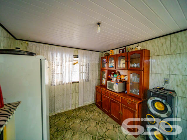 Descubra o Refúgio dos Seus Sonhos em Balneário Barra do Sul!

Está em busca da casa perfeita que alia conforto, praticidade e uma localização invejável? Apresentamos a oportunidade que você esperava: uma espetacular residência térrea localizada no acolhedor bairro da Costeira, em Balneário Barra do Sul. Este é o lugar ideal para quem deseja conciliar tranquilidade e uma vida prática!

Características Principais do Imóvel:

Construção: Com 90m² de área construída, essa residência foi projetada para garantir conforto e funcionalidade.

Ambientes espaçosos e bem distribuídos: A casa conta com uma ampla suíte master para o seu conforto e privacidade, um dormitório adicional, além de dois banheiros que atendem toda a família e visitantes.

Área de Festas: Ideal para reunir amigos e familiares em momentos inesquecíveis e celebrações especiais.

Conveniência com garagem para até 6 veículos: Com 3 vagas cobertas e 3 descobertas, você nunca precisará se preocupar com espaço para estacionar.

Conforto nos detalhes: Sala de estar acolhedora, cozinha planejada para sua praticidade e área de serviço funcional.

Segurança e tranquilidade: Equipada com portão eletrônico, garantindo mais comodidade e segurança para o seu dia a dia.

Localização Privilegiada:

A residência está situada em uma área de extrema tranquilidade no bairro Costeira. A região proporciona fácil acesso às principais vias da cidade, conectando você rapidamente ao que Balneário Barra do Sul tem de melhor a oferecer.

Este é, sem dúvida, o imóvel perfeito para quem busca qualidade de vida, espaço de sobra e um local perfeito para construir novas memórias. Seja para viver momentos especiais com sua família ou para investir em um patrimônio seguro e promissor.

Não perca esta oportunidade única! Entre em contato conosco para agendar uma visita e descubra todos os encantos que esta casa tem a oferecer.

636 Negócios Imobiliários - Transformando sonhos em realidade!
 
636 NEGÓCIOS IMOBILIÁRIOS: A SUA MELHOR ESCOLHA
Com mais de 30 anos de experiência, a 636 Negócios Imobiliários é sua parceira ideal para encontrar o imóvel perfeito. Estamos prontos para ajudá-lo a fazer deste imóvel o seu novo lar.
 
Telefone: (47) 3451-0636
WhatsApp: (47) 99190-0636
 
Não perca esta oportunidade única. Visite nosso site para mais informações: i636.com.br