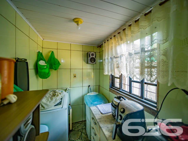 Descubra o Refúgio dos Seus Sonhos em Balneário Barra do Sul!

Está em busca da casa perfeita que alia conforto, praticidade e uma localização invejável? Apresentamos a oportunidade que você esperava: uma espetacular residência térrea localizada no acolhedor bairro da Costeira, em Balneário Barra do Sul. Este é o lugar ideal para quem deseja conciliar tranquilidade e uma vida prática!

Características Principais do Imóvel:

Construção: Com 90m² de área construída, essa residência foi projetada para garantir conforto e funcionalidade.

Ambientes espaçosos e bem distribuídos: A casa conta com uma ampla suíte master para o seu conforto e privacidade, um dormitório adicional, além de dois banheiros que atendem toda a família e visitantes.

Área de Festas: Ideal para reunir amigos e familiares em momentos inesquecíveis e celebrações especiais.

Conveniência com garagem para até 6 veículos: Com 3 vagas cobertas e 3 descobertas, você nunca precisará se preocupar com espaço para estacionar.

Conforto nos detalhes: Sala de estar acolhedora, cozinha planejada para sua praticidade e área de serviço funcional.

Segurança e tranquilidade: Equipada com portão eletrônico, garantindo mais comodidade e segurança para o seu dia a dia.

Localização Privilegiada:

A residência está situada em uma área de extrema tranquilidade no bairro Costeira. A região proporciona fácil acesso às principais vias da cidade, conectando você rapidamente ao que Balneário Barra do Sul tem de melhor a oferecer.

Este é, sem dúvida, o imóvel perfeito para quem busca qualidade de vida, espaço de sobra e um local perfeito para construir novas memórias. Seja para viver momentos especiais com sua família ou para investir em um patrimônio seguro e promissor.

Não perca esta oportunidade única! Entre em contato conosco para agendar uma visita e descubra todos os encantos que esta casa tem a oferecer.

636 Negócios Imobiliários - Transformando sonhos em realidade!
 
636 NEGÓCIOS IMOBILIÁRIOS: A SUA MELHOR ESCOLHA
Com mais de 30 anos de experiência, a 636 Negócios Imobiliários é sua parceira ideal para encontrar o imóvel perfeito. Estamos prontos para ajudá-lo a fazer deste imóvel o seu novo lar.
 
Telefone: (47) 3451-0636
WhatsApp: (47) 99190-0636
 
Não perca esta oportunidade única. Visite nosso site para mais informações: i636.com.br