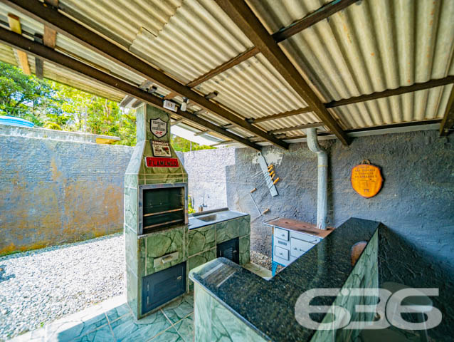 Descubra o Refúgio dos Seus Sonhos em Balneário Barra do Sul!

Está em busca da casa perfeita que alia conforto, praticidade e uma localização invejável? Apresentamos a oportunidade que você esperava: uma espetacular residência térrea localizada no acolhedor bairro da Costeira, em Balneário Barra do Sul. Este é o lugar ideal para quem deseja conciliar tranquilidade e uma vida prática!

Características Principais do Imóvel:

Construção: Com 90m² de área construída, essa residência foi projetada para garantir conforto e funcionalidade.

Ambientes espaçosos e bem distribuídos: A casa conta com uma ampla suíte master para o seu conforto e privacidade, um dormitório adicional, além de dois banheiros que atendem toda a família e visitantes.

Área de Festas: Ideal para reunir amigos e familiares em momentos inesquecíveis e celebrações especiais.

Conveniência com garagem para até 6 veículos: Com 3 vagas cobertas e 3 descobertas, você nunca precisará se preocupar com espaço para estacionar.

Conforto nos detalhes: Sala de estar acolhedora, cozinha planejada para sua praticidade e área de serviço funcional.

Segurança e tranquilidade: Equipada com portão eletrônico, garantindo mais comodidade e segurança para o seu dia a dia.

Localização Privilegiada:

A residência está situada em uma área de extrema tranquilidade no bairro Costeira. A região proporciona fácil acesso às principais vias da cidade, conectando você rapidamente ao que Balneário Barra do Sul tem de melhor a oferecer.

Este é, sem dúvida, o imóvel perfeito para quem busca qualidade de vida, espaço de sobra e um local perfeito para construir novas memórias. Seja para viver momentos especiais com sua família ou para investir em um patrimônio seguro e promissor.

Não perca esta oportunidade única! Entre em contato conosco para agendar uma visita e descubra todos os encantos que esta casa tem a oferecer.

636 Negócios Imobiliários - Transformando sonhos em realidade!
 
636 NEGÓCIOS IMOBILIÁRIOS: A SUA MELHOR ESCOLHA
Com mais de 30 anos de experiência, a 636 Negócios Imobiliários é sua parceira ideal para encontrar o imóvel perfeito. Estamos prontos para ajudá-lo a fazer deste imóvel o seu novo lar.
 
Telefone: (47) 3451-0636
WhatsApp: (47) 99190-0636
 
Não perca esta oportunidade única. Visite nosso site para mais informações: i636.com.br