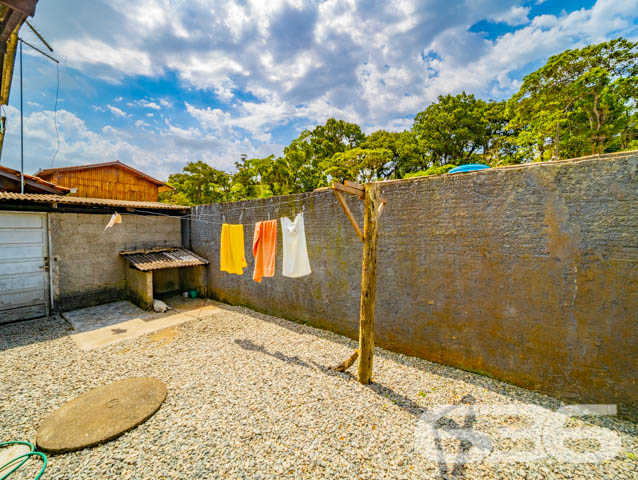 Descubra o Refúgio dos Seus Sonhos em Balneário Barra do Sul!

Está em busca da casa perfeita que alia conforto, praticidade e uma localização invejável? Apresentamos a oportunidade que você esperava: uma espetacular residência térrea localizada no acolhedor bairro da Costeira, em Balneário Barra do Sul. Este é o lugar ideal para quem deseja conciliar tranquilidade e uma vida prática!

Características Principais do Imóvel:

Construção: Com 90m² de área construída, essa residência foi projetada para garantir conforto e funcionalidade.

Ambientes espaçosos e bem distribuídos: A casa conta com uma ampla suíte master para o seu conforto e privacidade, um dormitório adicional, além de dois banheiros que atendem toda a família e visitantes.

Área de Festas: Ideal para reunir amigos e familiares em momentos inesquecíveis e celebrações especiais.

Conveniência com garagem para até 6 veículos: Com 3 vagas cobertas e 3 descobertas, você nunca precisará se preocupar com espaço para estacionar.

Conforto nos detalhes: Sala de estar acolhedora, cozinha planejada para sua praticidade e área de serviço funcional.

Segurança e tranquilidade: Equipada com portão eletrônico, garantindo mais comodidade e segurança para o seu dia a dia.

Localização Privilegiada:

A residência está situada em uma área de extrema tranquilidade no bairro Costeira. A região proporciona fácil acesso às principais vias da cidade, conectando você rapidamente ao que Balneário Barra do Sul tem de melhor a oferecer.

Este é, sem dúvida, o imóvel perfeito para quem busca qualidade de vida, espaço de sobra e um local perfeito para construir novas memórias. Seja para viver momentos especiais com sua família ou para investir em um patrimônio seguro e promissor.

Não perca esta oportunidade única! Entre em contato conosco para agendar uma visita e descubra todos os encantos que esta casa tem a oferecer.

636 Negócios Imobiliários - Transformando sonhos em realidade!
 
636 NEGÓCIOS IMOBILIÁRIOS: A SUA MELHOR ESCOLHA
Com mais de 30 anos de experiência, a 636 Negócios Imobiliários é sua parceira ideal para encontrar o imóvel perfeito. Estamos prontos para ajudá-lo a fazer deste imóvel o seu novo lar.
 
Telefone: (47) 3451-0636
WhatsApp: (47) 99190-0636
 
Não perca esta oportunidade única. Visite nosso site para mais informações: i636.com.br