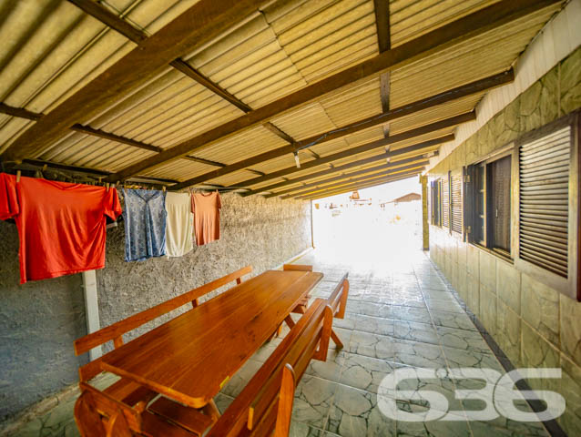 Descubra o Refúgio dos Seus Sonhos em Balneário Barra do Sul!

Está em busca da casa perfeita que alia conforto, praticidade e uma localização invejável? Apresentamos a oportunidade que você esperava: uma espetacular residência térrea localizada no acolhedor bairro da Costeira, em Balneário Barra do Sul. Este é o lugar ideal para quem deseja conciliar tranquilidade e uma vida prática!

Características Principais do Imóvel:

Construção: Com 90m² de área construída, essa residência foi projetada para garantir conforto e funcionalidade.

Ambientes espaçosos e bem distribuídos: A casa conta com uma ampla suíte master para o seu conforto e privacidade, um dormitório adicional, além de dois banheiros que atendem toda a família e visitantes.

Área de Festas: Ideal para reunir amigos e familiares em momentos inesquecíveis e celebrações especiais.

Conveniência com garagem para até 6 veículos: Com 3 vagas cobertas e 3 descobertas, você nunca precisará se preocupar com espaço para estacionar.

Conforto nos detalhes: Sala de estar acolhedora, cozinha planejada para sua praticidade e área de serviço funcional.

Segurança e tranquilidade: Equipada com portão eletrônico, garantindo mais comodidade e segurança para o seu dia a dia.

Localização Privilegiada:

A residência está situada em uma área de extrema tranquilidade no bairro Costeira. A região proporciona fácil acesso às principais vias da cidade, conectando você rapidamente ao que Balneário Barra do Sul tem de melhor a oferecer.

Este é, sem dúvida, o imóvel perfeito para quem busca qualidade de vida, espaço de sobra e um local perfeito para construir novas memórias. Seja para viver momentos especiais com sua família ou para investir em um patrimônio seguro e promissor.

Não perca esta oportunidade única! Entre em contato conosco para agendar uma visita e descubra todos os encantos que esta casa tem a oferecer.

636 Negócios Imobiliários - Transformando sonhos em realidade!
 
636 NEGÓCIOS IMOBILIÁRIOS: A SUA MELHOR ESCOLHA
Com mais de 30 anos de experiência, a 636 Negócios Imobiliários é sua parceira ideal para encontrar o imóvel perfeito. Estamos prontos para ajudá-lo a fazer deste imóvel o seu novo lar.
 
Telefone: (47) 3451-0636
WhatsApp: (47) 99190-0636
 
Não perca esta oportunidade única. Visite nosso site para mais informações: i636.com.br