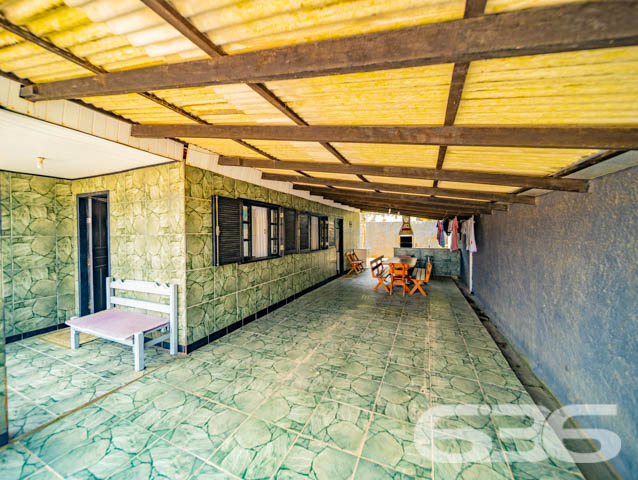 Descubra o Refúgio dos Seus Sonhos em Balneário Barra do Sul!

Está em busca da casa perfeita que alia conforto, praticidade e uma localização invejável? Apresentamos a oportunidade que você esperava: uma espetacular residência térrea localizada no acolhedor bairro da Costeira, em Balneário Barra do Sul. Este é o lugar ideal para quem deseja conciliar tranquilidade e uma vida prática!

Características Principais do Imóvel:

Construção: Com 90m² de área construída, essa residência foi projetada para garantir conforto e funcionalidade.

Ambientes espaçosos e bem distribuídos: A casa conta com uma ampla suíte master para o seu conforto e privacidade, um dormitório adicional, além de dois banheiros que atendem toda a família e visitantes.

Área de Festas: Ideal para reunir amigos e familiares em momentos inesquecíveis e celebrações especiais.

Conveniência com garagem para até 6 veículos: Com 3 vagas cobertas e 3 descobertas, você nunca precisará se preocupar com espaço para estacionar.

Conforto nos detalhes: Sala de estar acolhedora, cozinha planejada para sua praticidade e área de serviço funcional.

Segurança e tranquilidade: Equipada com portão eletrônico, garantindo mais comodidade e segurança para o seu dia a dia.

Localização Privilegiada:

A residência está situada em uma área de extrema tranquilidade no bairro Costeira. A região proporciona fácil acesso às principais vias da cidade, conectando você rapidamente ao que Balneário Barra do Sul tem de melhor a oferecer.

Este é, sem dúvida, o imóvel perfeito para quem busca qualidade de vida, espaço de sobra e um local perfeito para construir novas memórias. Seja para viver momentos especiais com sua família ou para investir em um patrimônio seguro e promissor.

Não perca esta oportunidade única! Entre em contato conosco para agendar uma visita e descubra todos os encantos que esta casa tem a oferecer.

636 Negócios Imobiliários - Transformando sonhos em realidade!
 
636 NEGÓCIOS IMOBILIÁRIOS: A SUA MELHOR ESCOLHA
Com mais de 30 anos de experiência, a 636 Negócios Imobiliários é sua parceira ideal para encontrar o imóvel perfeito. Estamos prontos para ajudá-lo a fazer deste imóvel o seu novo lar.
 
Telefone: (47) 3451-0636
WhatsApp: (47) 99190-0636
 
Não perca esta oportunidade única. Visite nosso site para mais informações: i636.com.br
