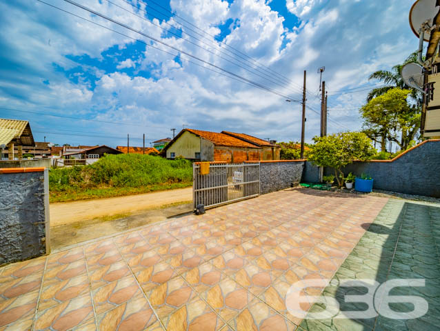 Descubra o Refúgio dos Seus Sonhos em Balneário Barra do Sul!

Está em busca da casa perfeita que alia conforto, praticidade e uma localização invejável? Apresentamos a oportunidade que você esperava: uma espetacular residência térrea localizada no acolhedor bairro da Costeira, em Balneário Barra do Sul. Este é o lugar ideal para quem deseja conciliar tranquilidade e uma vida prática!

Características Principais do Imóvel:

Construção: Com 90m² de área construída, essa residência foi projetada para garantir conforto e funcionalidade.

Ambientes espaçosos e bem distribuídos: A casa conta com uma ampla suíte master para o seu conforto e privacidade, um dormitório adicional, além de dois banheiros que atendem toda a família e visitantes.

Área de Festas: Ideal para reunir amigos e familiares em momentos inesquecíveis e celebrações especiais.

Conveniência com garagem para até 6 veículos: Com 3 vagas cobertas e 3 descobertas, você nunca precisará se preocupar com espaço para estacionar.

Conforto nos detalhes: Sala de estar acolhedora, cozinha planejada para sua praticidade e área de serviço funcional.

Segurança e tranquilidade: Equipada com portão eletrônico, garantindo mais comodidade e segurança para o seu dia a dia.

Localização Privilegiada:

A residência está situada em uma área de extrema tranquilidade no bairro Costeira. A região proporciona fácil acesso às principais vias da cidade, conectando você rapidamente ao que Balneário Barra do Sul tem de melhor a oferecer.

Este é, sem dúvida, o imóvel perfeito para quem busca qualidade de vida, espaço de sobra e um local perfeito para construir novas memórias. Seja para viver momentos especiais com sua família ou para investir em um patrimônio seguro e promissor.

Não perca esta oportunidade única! Entre em contato conosco para agendar uma visita e descubra todos os encantos que esta casa tem a oferecer.

636 Negócios Imobiliários - Transformando sonhos em realidade!
 
636 NEGÓCIOS IMOBILIÁRIOS: A SUA MELHOR ESCOLHA
Com mais de 30 anos de experiência, a 636 Negócios Imobiliários é sua parceira ideal para encontrar o imóvel perfeito. Estamos prontos para ajudá-lo a fazer deste imóvel o seu novo lar.
 
Telefone: (47) 3451-0636
WhatsApp: (47) 99190-0636
 
Não perca esta oportunidade única. Visite nosso site para mais informações: i636.com.br