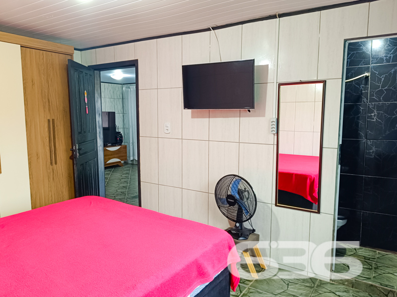 Grande Oportunidade em Balneário Barra do Sul - Sua Casa dos Sonhos Espera por Você!
Se você busca um lar perfeito, que combine conforto, espaço e localização privilegiada, não precisa mais procurar. Apresentamos esta excelente residência à venda no charmoso bairro Costeira, em Balneário Barra do Sul, SC. Este imóvel versátil, oferece tudo o que você e sua família precisam para viver bem.
Descrição do Imóvel
Situada em um amplo terreno de 228,00 m², esta casa térrea proporciona um ambiente acolhedor e funcional. Com uma área construída de 90,00 m², a residência conta com uma suíte master e dois dormitórios, garantindo espaço e privacidade para todos os membros da família. Os dois banheiros generosamente dimensionados oferecem praticidade no dia a dia.
A área social é um convite ao convívio. O design integrado da sala de estar e da cozinha oferece praticidade e ainda conecta os moradores ao ambiente de festas, ideal para encontros inesquecíveis com amigos e familiares. Além disso, a casa possui uma área de serviço funcional para facilitar a rotina.
Vagas de Garagem
Para adeptos de veículos, o imóvel oferece ampla capacidade de estacionamento com um total de seis vagas, das quais três são cobertas. Ideal para famílias com múltiplos carros ou para ser o anfitrião de eventos sociais em casa.
Segurança e Acessibilidade
O portão eletrônico confere segurança e praticidade, permitindo acesso rápido e fácil, tudo isso em uma rua tranquila, perfeita para quem busca paz e sossego.
Esta é mais do que uma residência – é o seu futuro lar. Não perca a oportunidade de investir em qualidade de vida e conforto. Entre em contato com a 636 Negócios Imobiliários e agende uma visita. Conheça de perto esta chance única de realizar o sonho da casa própria em uma das cidades mais encantadoras de Santa Catarina!
636 NEGÓCIOS IMOBILIÁRIOS: A SUA MELHOR ESCOLHA
Com mais de 30 anos de experiência, a 636 Negócios Imobiliários é sua parceira ideal para encontrar o imóvel perfeito. Estamos prontos para ajudá-lo a fazer deste imóvel o seu novo lar.
Telefone: (47) 3451-0636
WhatsApp: (47) 99190-0636
Não perca esta oportunidade única. Visite nosso site para mais informações: i636.com.br