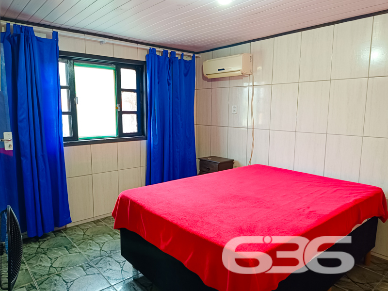 Grande Oportunidade em Balneário Barra do Sul - Sua Casa dos Sonhos Espera por Você!
Se você busca um lar perfeito, que combine conforto, espaço e localização privilegiada, não precisa mais procurar. Apresentamos esta excelente residência à venda no charmoso bairro Costeira, em Balneário Barra do Sul, SC. Este imóvel versátil, oferece tudo o que você e sua família precisam para viver bem.
Descrição do Imóvel
Situada em um amplo terreno de 228,00 m², esta casa térrea proporciona um ambiente acolhedor e funcional. Com uma área construída de 90,00 m², a residência conta com uma suíte master e dois dormitórios, garantindo espaço e privacidade para todos os membros da família. Os dois banheiros generosamente dimensionados oferecem praticidade no dia a dia.
A área social é um convite ao convívio. O design integrado da sala de estar e da cozinha oferece praticidade e ainda conecta os moradores ao ambiente de festas, ideal para encontros inesquecíveis com amigos e familiares. Além disso, a casa possui uma área de serviço funcional para facilitar a rotina.
Vagas de Garagem
Para adeptos de veículos, o imóvel oferece ampla capacidade de estacionamento com um total de seis vagas, das quais três são cobertas. Ideal para famílias com múltiplos carros ou para ser o anfitrião de eventos sociais em casa.
Segurança e Acessibilidade
O portão eletrônico confere segurança e praticidade, permitindo acesso rápido e fácil, tudo isso em uma rua tranquila, perfeita para quem busca paz e sossego.
Esta é mais do que uma residência – é o seu futuro lar. Não perca a oportunidade de investir em qualidade de vida e conforto. Entre em contato com a 636 Negócios Imobiliários e agende uma visita. Conheça de perto esta chance única de realizar o sonho da casa própria em uma das cidades mais encantadoras de Santa Catarina!
636 NEGÓCIOS IMOBILIÁRIOS: A SUA MELHOR ESCOLHA
Com mais de 30 anos de experiência, a 636 Negócios Imobiliários é sua parceira ideal para encontrar o imóvel perfeito. Estamos prontos para ajudá-lo a fazer deste imóvel o seu novo lar.
Telefone: (47) 3451-0636
WhatsApp: (47) 99190-0636
Não perca esta oportunidade única. Visite nosso site para mais informações: i636.com.br