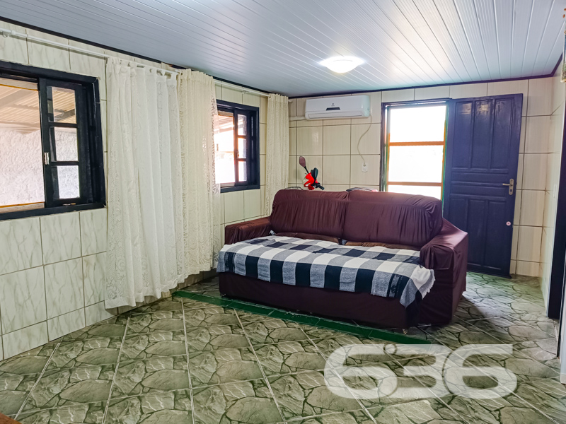 Grande Oportunidade em Balneário Barra do Sul - Sua Casa dos Sonhos Espera por Você!
Se você busca um lar perfeito, que combine conforto, espaço e localização privilegiada, não precisa mais procurar. Apresentamos esta excelente residência à venda no charmoso bairro Costeira, em Balneário Barra do Sul, SC. Este imóvel versátil, oferece tudo o que você e sua família precisam para viver bem.
Descrição do Imóvel
Situada em um amplo terreno de 228,00 m², esta casa térrea proporciona um ambiente acolhedor e funcional. Com uma área construída de 90,00 m², a residência conta com uma suíte master e dois dormitórios, garantindo espaço e privacidade para todos os membros da família. Os dois banheiros generosamente dimensionados oferecem praticidade no dia a dia.
A área social é um convite ao convívio. O design integrado da sala de estar e da cozinha oferece praticidade e ainda conecta os moradores ao ambiente de festas, ideal para encontros inesquecíveis com amigos e familiares. Além disso, a casa possui uma área de serviço funcional para facilitar a rotina.
Vagas de Garagem
Para adeptos de veículos, o imóvel oferece ampla capacidade de estacionamento com um total de seis vagas, das quais três são cobertas. Ideal para famílias com múltiplos carros ou para ser o anfitrião de eventos sociais em casa.
Segurança e Acessibilidade
O portão eletrônico confere segurança e praticidade, permitindo acesso rápido e fácil, tudo isso em uma rua tranquila, perfeita para quem busca paz e sossego.
Esta é mais do que uma residência – é o seu futuro lar. Não perca a oportunidade de investir em qualidade de vida e conforto. Entre em contato com a 636 Negócios Imobiliários e agende uma visita. Conheça de perto esta chance única de realizar o sonho da casa própria em uma das cidades mais encantadoras de Santa Catarina!
636 NEGÓCIOS IMOBILIÁRIOS: A SUA MELHOR ESCOLHA
Com mais de 30 anos de experiência, a 636 Negócios Imobiliários é sua parceira ideal para encontrar o imóvel perfeito. Estamos prontos para ajudá-lo a fazer deste imóvel o seu novo lar.
Telefone: (47) 3451-0636
WhatsApp: (47) 99190-0636
Não perca esta oportunidade única. Visite nosso site para mais informações: i636.com.br