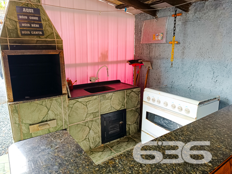 Grande Oportunidade em Balneário Barra do Sul - Sua Casa dos Sonhos Espera por Você!
Se você busca um lar perfeito, que combine conforto, espaço e localização privilegiada, não precisa mais procurar. Apresentamos esta excelente residência à venda no charmoso bairro Costeira, em Balneário Barra do Sul, SC. Este imóvel versátil, oferece tudo o que você e sua família precisam para viver bem.
Descrição do Imóvel
Situada em um amplo terreno de 228,00 m², esta casa térrea proporciona um ambiente acolhedor e funcional. Com uma área construída de 90,00 m², a residência conta com uma suíte master e dois dormitórios, garantindo espaço e privacidade para todos os membros da família. Os dois banheiros generosamente dimensionados oferecem praticidade no dia a dia.
A área social é um convite ao convívio. O design integrado da sala de estar e da cozinha oferece praticidade e ainda conecta os moradores ao ambiente de festas, ideal para encontros inesquecíveis com amigos e familiares. Além disso, a casa possui uma área de serviço funcional para facilitar a rotina.
Vagas de Garagem
Para adeptos de veículos, o imóvel oferece ampla capacidade de estacionamento com um total de seis vagas, das quais três são cobertas. Ideal para famílias com múltiplos carros ou para ser o anfitrião de eventos sociais em casa.
Segurança e Acessibilidade
O portão eletrônico confere segurança e praticidade, permitindo acesso rápido e fácil, tudo isso em uma rua tranquila, perfeita para quem busca paz e sossego.
Esta é mais do que uma residência – é o seu futuro lar. Não perca a oportunidade de investir em qualidade de vida e conforto. Entre em contato com a 636 Negócios Imobiliários e agende uma visita. Conheça de perto esta chance única de realizar o sonho da casa própria em uma das cidades mais encantadoras de Santa Catarina!
636 NEGÓCIOS IMOBILIÁRIOS: A SUA MELHOR ESCOLHA
Com mais de 30 anos de experiência, a 636 Negócios Imobiliários é sua parceira ideal para encontrar o imóvel perfeito. Estamos prontos para ajudá-lo a fazer deste imóvel o seu novo lar.
Telefone: (47) 3451-0636
WhatsApp: (47) 99190-0636
Não perca esta oportunidade única. Visite nosso site para mais informações: i636.com.br