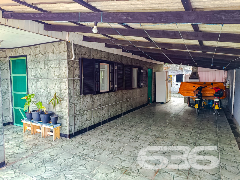 Grande Oportunidade em Balneário Barra do Sul - Sua Casa dos Sonhos Espera por Você!
Se você busca um lar perfeito, que combine conforto, espaço e localização privilegiada, não precisa mais procurar. Apresentamos esta excelente residência à venda no charmoso bairro Costeira, em Balneário Barra do Sul, SC. Este imóvel versátil, oferece tudo o que você e sua família precisam para viver bem.
Descrição do Imóvel
Situada em um amplo terreno de 228,00 m², esta casa térrea proporciona um ambiente acolhedor e funcional. Com uma área construída de 90,00 m², a residência conta com uma suíte master e dois dormitórios, garantindo espaço e privacidade para todos os membros da família. Os dois banheiros generosamente dimensionados oferecem praticidade no dia a dia.
A área social é um convite ao convívio. O design integrado da sala de estar e da cozinha oferece praticidade e ainda conecta os moradores ao ambiente de festas, ideal para encontros inesquecíveis com amigos e familiares. Além disso, a casa possui uma área de serviço funcional para facilitar a rotina.
Vagas de Garagem
Para adeptos de veículos, o imóvel oferece ampla capacidade de estacionamento com um total de seis vagas, das quais três são cobertas. Ideal para famílias com múltiplos carros ou para ser o anfitrião de eventos sociais em casa.
Segurança e Acessibilidade
O portão eletrônico confere segurança e praticidade, permitindo acesso rápido e fácil, tudo isso em uma rua tranquila, perfeita para quem busca paz e sossego.
Esta é mais do que uma residência – é o seu futuro lar. Não perca a oportunidade de investir em qualidade de vida e conforto. Entre em contato com a 636 Negócios Imobiliários e agende uma visita. Conheça de perto esta chance única de realizar o sonho da casa própria em uma das cidades mais encantadoras de Santa Catarina!
636 NEGÓCIOS IMOBILIÁRIOS: A SUA MELHOR ESCOLHA
Com mais de 30 anos de experiência, a 636 Negócios Imobiliários é sua parceira ideal para encontrar o imóvel perfeito. Estamos prontos para ajudá-lo a fazer deste imóvel o seu novo lar.
Telefone: (47) 3451-0636
WhatsApp: (47) 99190-0636
Não perca esta oportunidade única. Visite nosso site para mais informações: i636.com.br