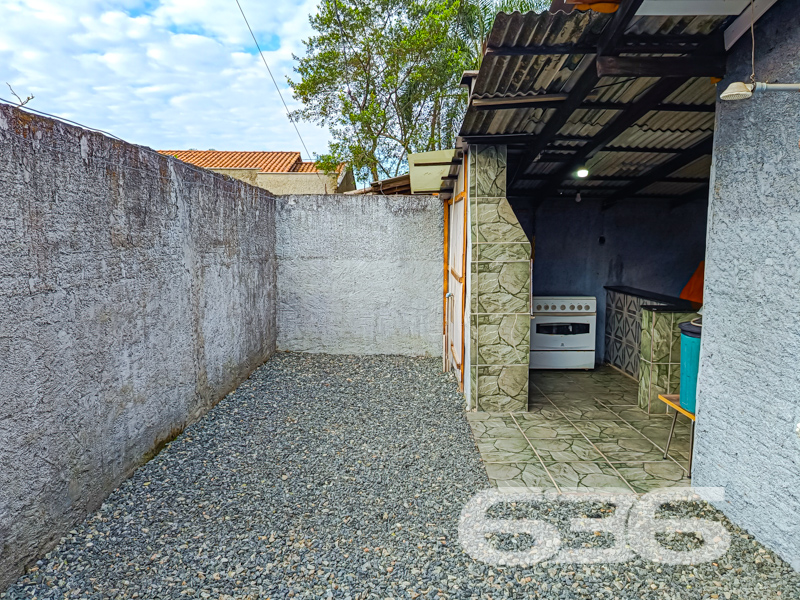 Grande Oportunidade em Balneário Barra do Sul - Sua Casa dos Sonhos Espera por Você!
Se você busca um lar perfeito, que combine conforto, espaço e localização privilegiada, não precisa mais procurar. Apresentamos esta excelente residência à venda no charmoso bairro Costeira, em Balneário Barra do Sul, SC. Este imóvel versátil, oferece tudo o que você e sua família precisam para viver bem.
Descrição do Imóvel
Situada em um amplo terreno de 228,00 m², esta casa térrea proporciona um ambiente acolhedor e funcional. Com uma área construída de 90,00 m², a residência conta com uma suíte master e dois dormitórios, garantindo espaço e privacidade para todos os membros da família. Os dois banheiros generosamente dimensionados oferecem praticidade no dia a dia.
A área social é um convite ao convívio. O design integrado da sala de estar e da cozinha oferece praticidade e ainda conecta os moradores ao ambiente de festas, ideal para encontros inesquecíveis com amigos e familiares. Além disso, a casa possui uma área de serviço funcional para facilitar a rotina.
Vagas de Garagem
Para adeptos de veículos, o imóvel oferece ampla capacidade de estacionamento com um total de seis vagas, das quais três são cobertas. Ideal para famílias com múltiplos carros ou para ser o anfitrião de eventos sociais em casa.
Segurança e Acessibilidade
O portão eletrônico confere segurança e praticidade, permitindo acesso rápido e fácil, tudo isso em uma rua tranquila, perfeita para quem busca paz e sossego.
Esta é mais do que uma residência – é o seu futuro lar. Não perca a oportunidade de investir em qualidade de vida e conforto. Entre em contato com a 636 Negócios Imobiliários e agende uma visita. Conheça de perto esta chance única de realizar o sonho da casa própria em uma das cidades mais encantadoras de Santa Catarina!
636 NEGÓCIOS IMOBILIÁRIOS: A SUA MELHOR ESCOLHA
Com mais de 30 anos de experiência, a 636 Negócios Imobiliários é sua parceira ideal para encontrar o imóvel perfeito. Estamos prontos para ajudá-lo a fazer deste imóvel o seu novo lar.
Telefone: (47) 3451-0636
WhatsApp: (47) 99190-0636
Não perca esta oportunidade única. Visite nosso site para mais informações: i636.com.br