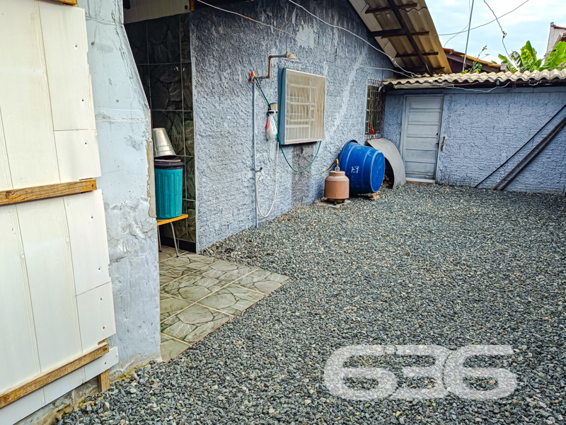 Grande Oportunidade em Balneário Barra do Sul - Sua Casa dos Sonhos Espera por Você!
Se você busca um lar perfeito, que combine conforto, espaço e localização privilegiada, não precisa mais procurar. Apresentamos esta excelente residência à venda no charmoso bairro Costeira, em Balneário Barra do Sul, SC. Este imóvel versátil, oferece tudo o que você e sua família precisam para viver bem.
Descrição do Imóvel
Situada em um amplo terreno de 228,00 m², esta casa térrea proporciona um ambiente acolhedor e funcional. Com uma área construída de 90,00 m², a residência conta com uma suíte master e dois dormitórios, garantindo espaço e privacidade para todos os membros da família. Os dois banheiros generosamente dimensionados oferecem praticidade no dia a dia.
A área social é um convite ao convívio. O design integrado da sala de estar e da cozinha oferece praticidade e ainda conecta os moradores ao ambiente de festas, ideal para encontros inesquecíveis com amigos e familiares. Além disso, a casa possui uma área de serviço funcional para facilitar a rotina.
Vagas de Garagem
Para adeptos de veículos, o imóvel oferece ampla capacidade de estacionamento com um total de seis vagas, das quais três são cobertas. Ideal para famílias com múltiplos carros ou para ser o anfitrião de eventos sociais em casa.
Segurança e Acessibilidade
O portão eletrônico confere segurança e praticidade, permitindo acesso rápido e fácil, tudo isso em uma rua tranquila, perfeita para quem busca paz e sossego.
Esta é mais do que uma residência – é o seu futuro lar. Não perca a oportunidade de investir em qualidade de vida e conforto. Entre em contato com a 636 Negócios Imobiliários e agende uma visita. Conheça de perto esta chance única de realizar o sonho da casa própria em uma das cidades mais encantadoras de Santa Catarina!
636 NEGÓCIOS IMOBILIÁRIOS: A SUA MELHOR ESCOLHA
Com mais de 30 anos de experiência, a 636 Negócios Imobiliários é sua parceira ideal para encontrar o imóvel perfeito. Estamos prontos para ajudá-lo a fazer deste imóvel o seu novo lar.
Telefone: (47) 3451-0636
WhatsApp: (47) 99190-0636
Não perca esta oportunidade única. Visite nosso site para mais informações: i636.com.br