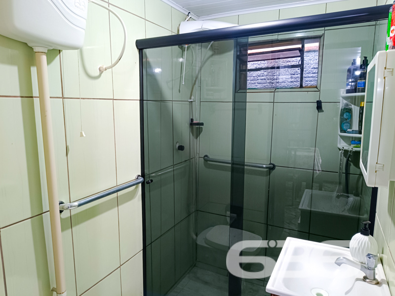 Grande Oportunidade em Balneário Barra do Sul - Sua Casa dos Sonhos Espera por Você!
Se você busca um lar perfeito, que combine conforto, espaço e localização privilegiada, não precisa mais procurar. Apresentamos esta excelente residência à venda no charmoso bairro Costeira, em Balneário Barra do Sul, SC. Este imóvel versátil, oferece tudo o que você e sua família precisam para viver bem.
Descrição do Imóvel
Situada em um amplo terreno de 228,00 m², esta casa térrea proporciona um ambiente acolhedor e funcional. Com uma área construída de 90,00 m², a residência conta com uma suíte master e dois dormitórios, garantindo espaço e privacidade para todos os membros da família. Os dois banheiros generosamente dimensionados oferecem praticidade no dia a dia.
A área social é um convite ao convívio. O design integrado da sala de estar e da cozinha oferece praticidade e ainda conecta os moradores ao ambiente de festas, ideal para encontros inesquecíveis com amigos e familiares. Além disso, a casa possui uma área de serviço funcional para facilitar a rotina.
Vagas de Garagem
Para adeptos de veículos, o imóvel oferece ampla capacidade de estacionamento com um total de seis vagas, das quais três são cobertas. Ideal para famílias com múltiplos carros ou para ser o anfitrião de eventos sociais em casa.
Segurança e Acessibilidade
O portão eletrônico confere segurança e praticidade, permitindo acesso rápido e fácil, tudo isso em uma rua tranquila, perfeita para quem busca paz e sossego.
Esta é mais do que uma residência – é o seu futuro lar. Não perca a oportunidade de investir em qualidade de vida e conforto. Entre em contato com a 636 Negócios Imobiliários e agende uma visita. Conheça de perto esta chance única de realizar o sonho da casa própria em uma das cidades mais encantadoras de Santa Catarina!
636 NEGÓCIOS IMOBILIÁRIOS: A SUA MELHOR ESCOLHA
Com mais de 30 anos de experiência, a 636 Negócios Imobiliários é sua parceira ideal para encontrar o imóvel perfeito. Estamos prontos para ajudá-lo a fazer deste imóvel o seu novo lar.
Telefone: (47) 3451-0636
WhatsApp: (47) 99190-0636
Não perca esta oportunidade única. Visite nosso site para mais informações: i636.com.br