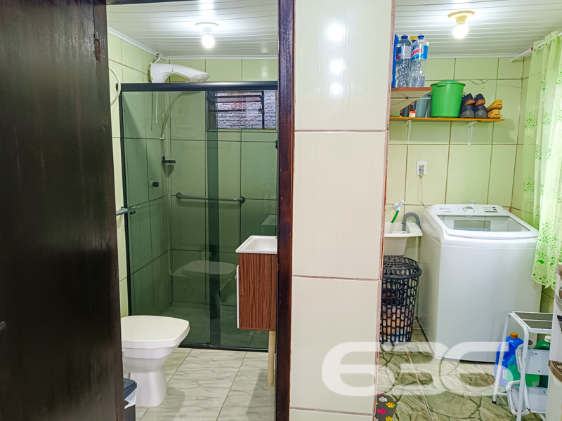 Grande Oportunidade em Balneário Barra do Sul - Sua Casa dos Sonhos Espera por Você!
Se você busca um lar perfeito, que combine conforto, espaço e localização privilegiada, não precisa mais procurar. Apresentamos esta excelente residência à venda no charmoso bairro Costeira, em Balneário Barra do Sul, SC. Este imóvel versátil, oferece tudo o que você e sua família precisam para viver bem.
Descrição do Imóvel
Situada em um amplo terreno de 228,00 m², esta casa térrea proporciona um ambiente acolhedor e funcional. Com uma área construída de 90,00 m², a residência conta com uma suíte master e dois dormitórios, garantindo espaço e privacidade para todos os membros da família. Os dois banheiros generosamente dimensionados oferecem praticidade no dia a dia.
A área social é um convite ao convívio. O design integrado da sala de estar e da cozinha oferece praticidade e ainda conecta os moradores ao ambiente de festas, ideal para encontros inesquecíveis com amigos e familiares. Além disso, a casa possui uma área de serviço funcional para facilitar a rotina.
Vagas de Garagem
Para adeptos de veículos, o imóvel oferece ampla capacidade de estacionamento com um total de seis vagas, das quais três são cobertas. Ideal para famílias com múltiplos carros ou para ser o anfitrião de eventos sociais em casa.
Segurança e Acessibilidade
O portão eletrônico confere segurança e praticidade, permitindo acesso rápido e fácil, tudo isso em uma rua tranquila, perfeita para quem busca paz e sossego.
Esta é mais do que uma residência – é o seu futuro lar. Não perca a oportunidade de investir em qualidade de vida e conforto. Entre em contato com a 636 Negócios Imobiliários e agende uma visita. Conheça de perto esta chance única de realizar o sonho da casa própria em uma das cidades mais encantadoras de Santa Catarina!
636 NEGÓCIOS IMOBILIÁRIOS: A SUA MELHOR ESCOLHA
Com mais de 30 anos de experiência, a 636 Negócios Imobiliários é sua parceira ideal para encontrar o imóvel perfeito. Estamos prontos para ajudá-lo a fazer deste imóvel o seu novo lar.
Telefone: (47) 3451-0636
WhatsApp: (47) 99190-0636
Não perca esta oportunidade única. Visite nosso site para mais informações: i636.com.br
