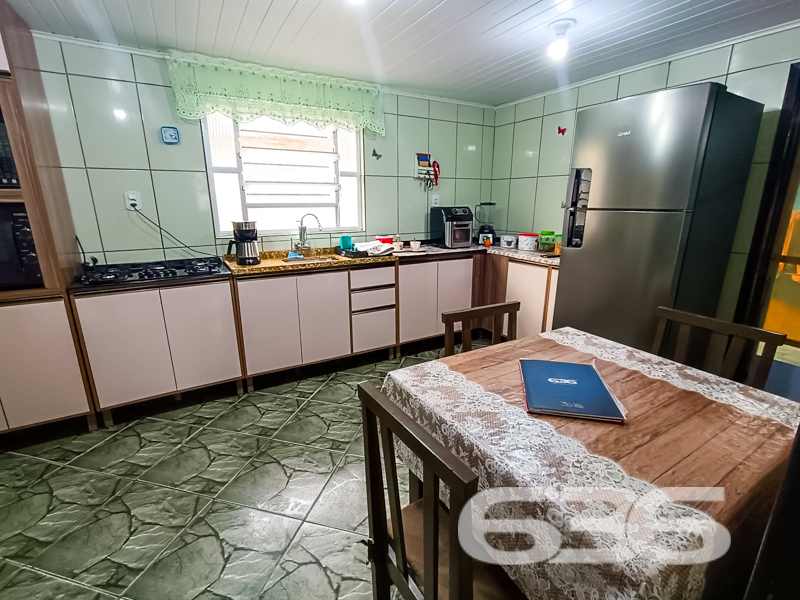 Grande Oportunidade em Balneário Barra do Sul - Sua Casa dos Sonhos Espera por Você!
Se você busca um lar perfeito, que combine conforto, espaço e localização privilegiada, não precisa mais procurar. Apresentamos esta excelente residência à venda no charmoso bairro Costeira, em Balneário Barra do Sul, SC. Este imóvel versátil, oferece tudo o que você e sua família precisam para viver bem.
Descrição do Imóvel
Situada em um amplo terreno de 228,00 m², esta casa térrea proporciona um ambiente acolhedor e funcional. Com uma área construída de 90,00 m², a residência conta com uma suíte master e dois dormitórios, garantindo espaço e privacidade para todos os membros da família. Os dois banheiros generosamente dimensionados oferecem praticidade no dia a dia.
A área social é um convite ao convívio. O design integrado da sala de estar e da cozinha oferece praticidade e ainda conecta os moradores ao ambiente de festas, ideal para encontros inesquecíveis com amigos e familiares. Além disso, a casa possui uma área de serviço funcional para facilitar a rotina.
Vagas de Garagem
Para adeptos de veículos, o imóvel oferece ampla capacidade de estacionamento com um total de seis vagas, das quais três são cobertas. Ideal para famílias com múltiplos carros ou para ser o anfitrião de eventos sociais em casa.
Segurança e Acessibilidade
O portão eletrônico confere segurança e praticidade, permitindo acesso rápido e fácil, tudo isso em uma rua tranquila, perfeita para quem busca paz e sossego.
Esta é mais do que uma residência – é o seu futuro lar. Não perca a oportunidade de investir em qualidade de vida e conforto. Entre em contato com a 636 Negócios Imobiliários e agende uma visita. Conheça de perto esta chance única de realizar o sonho da casa própria em uma das cidades mais encantadoras de Santa Catarina!
636 NEGÓCIOS IMOBILIÁRIOS: A SUA MELHOR ESCOLHA
Com mais de 30 anos de experiência, a 636 Negócios Imobiliários é sua parceira ideal para encontrar o imóvel perfeito. Estamos prontos para ajudá-lo a fazer deste imóvel o seu novo lar.
Telefone: (47) 3451-0636
WhatsApp: (47) 99190-0636
Não perca esta oportunidade única. Visite nosso site para mais informações: i636.com.br